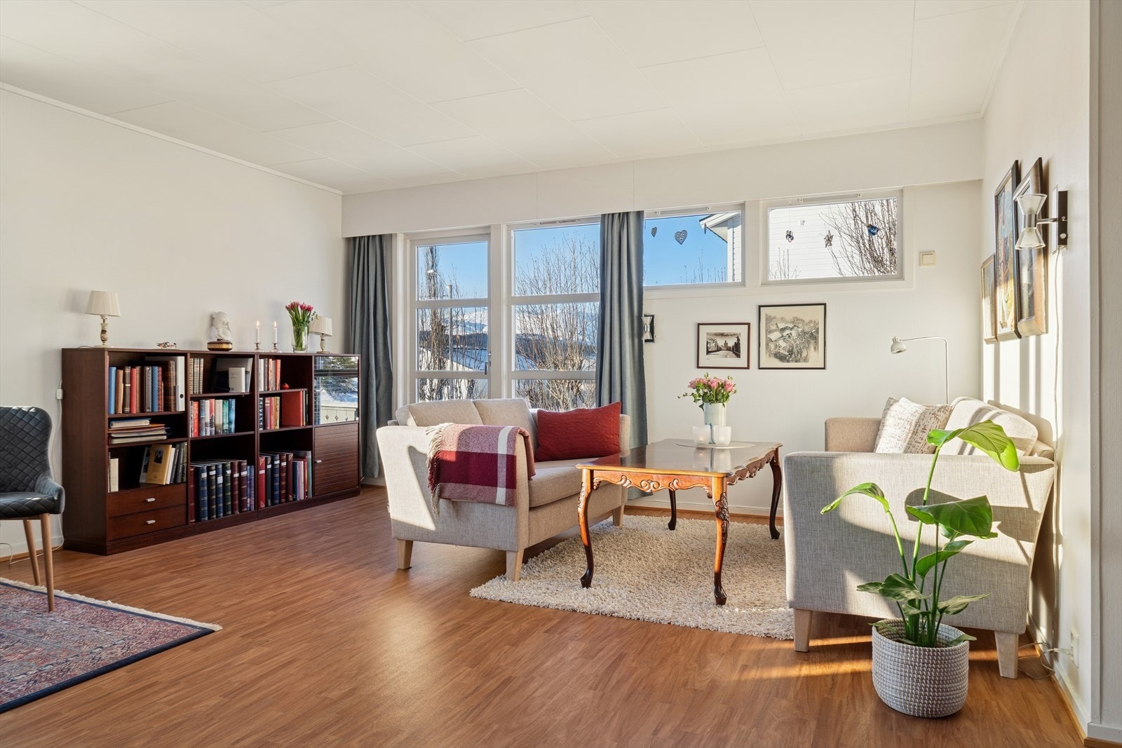 Rommet har en fleksibel utforming med god plass til flere sittegrupper. Galleribilde