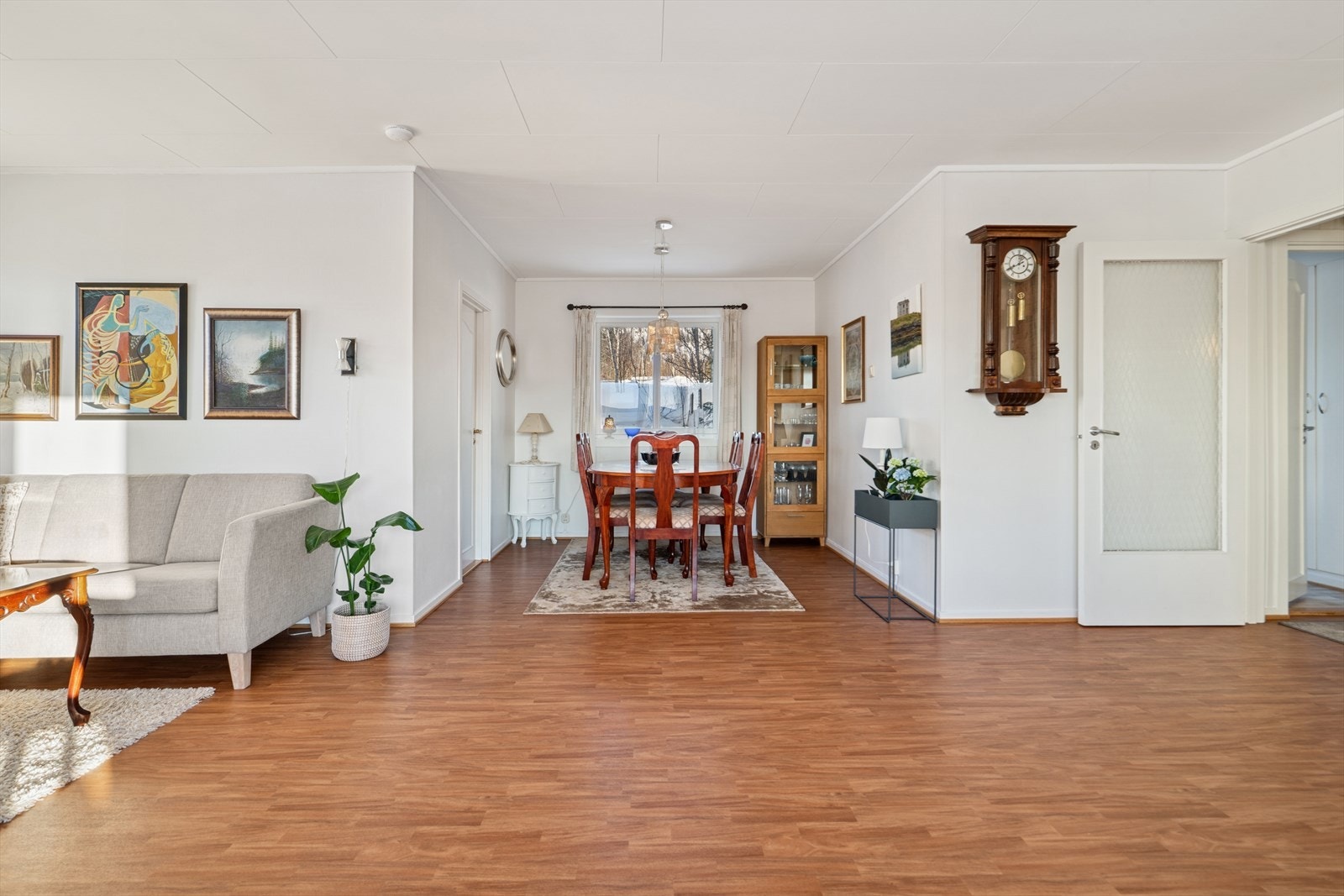 Den gjennomgående planløsningen skaper en sosial og innbydende atmosfære. Galleribilde