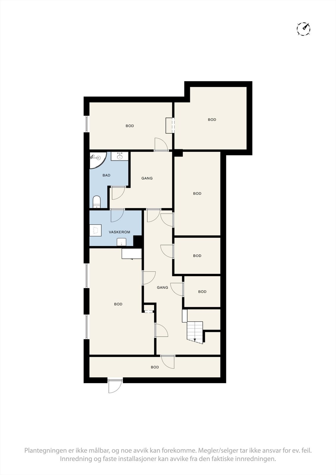 Kjelleretasjen byr på rikelig med lagringsplass med flere boder, i tillegg til bad og vaskerom. Galleribilde