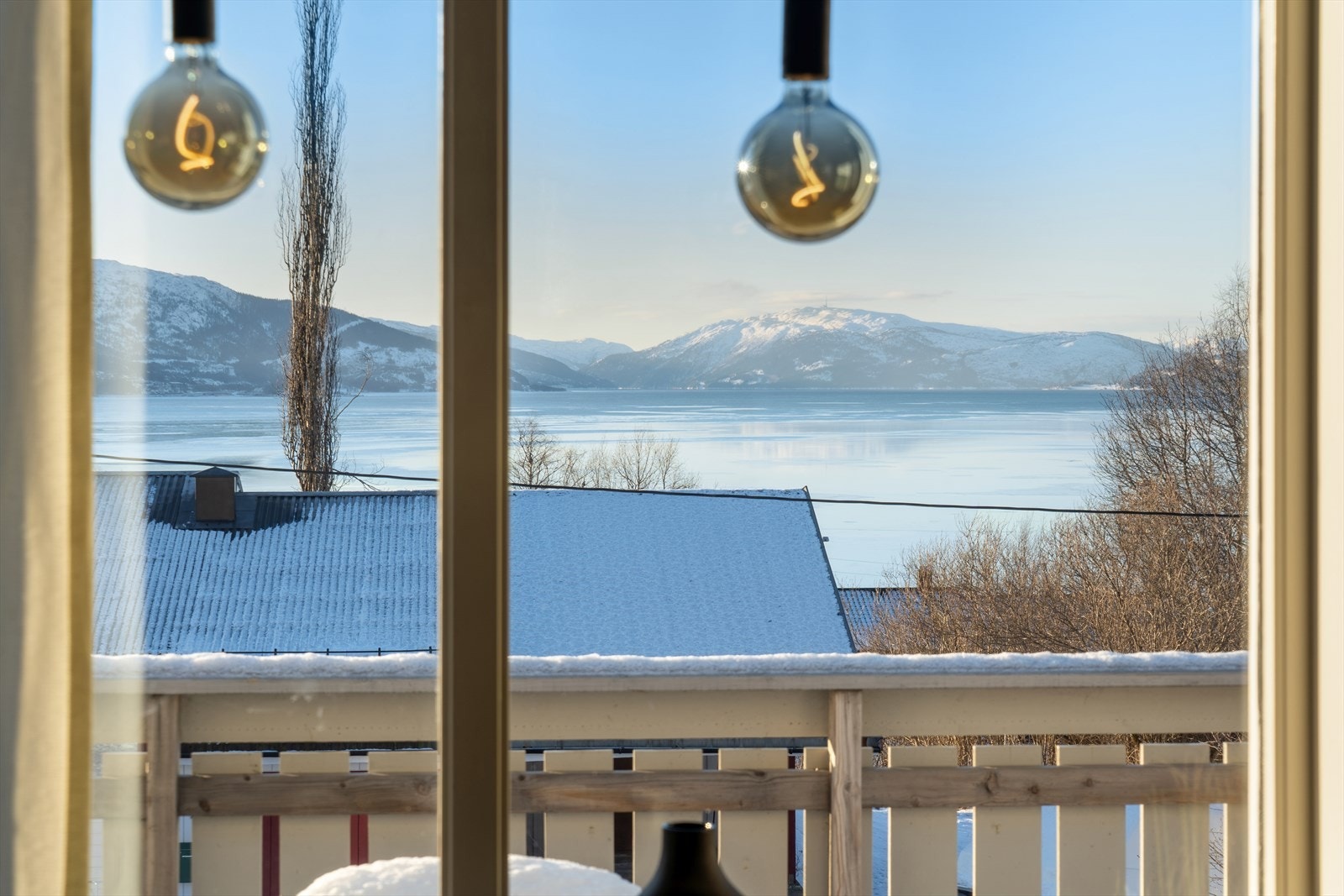 Fra balkongen har du en åpen og vidstrakt utsikt over fjorden. Galleribilde