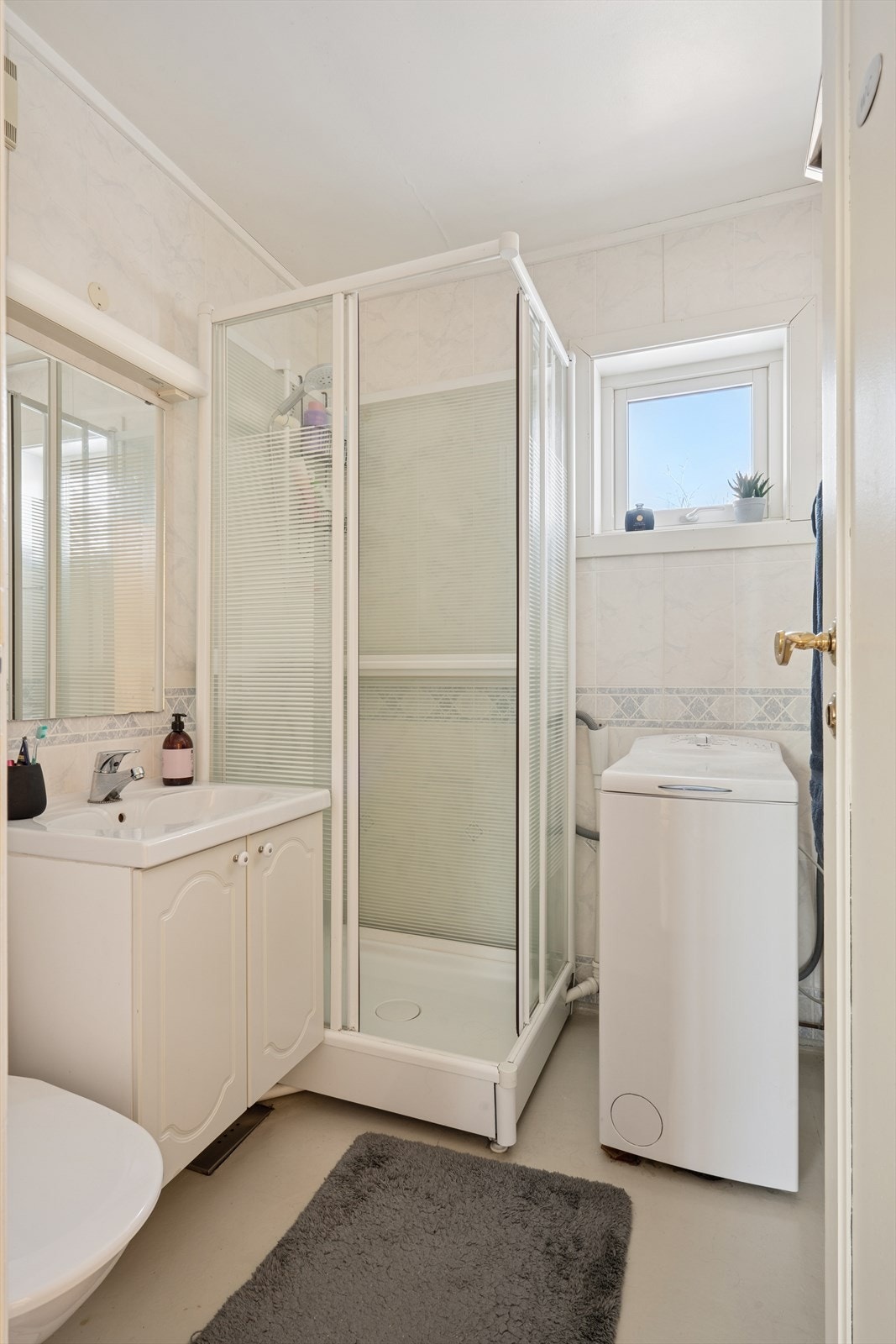 Badet i andre etasje har dusjkabinett, servant og opplegg for vaskemaskin. Galleribilde