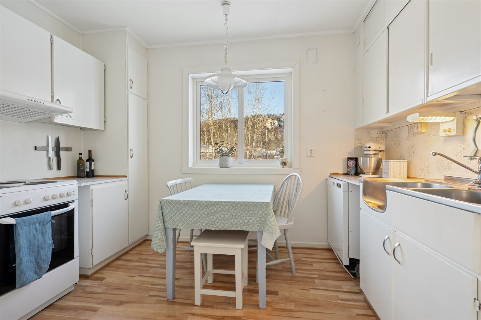 Leiligheten har et eget, lyst kjøkken med plass til et lite spisebord. Galleribilde