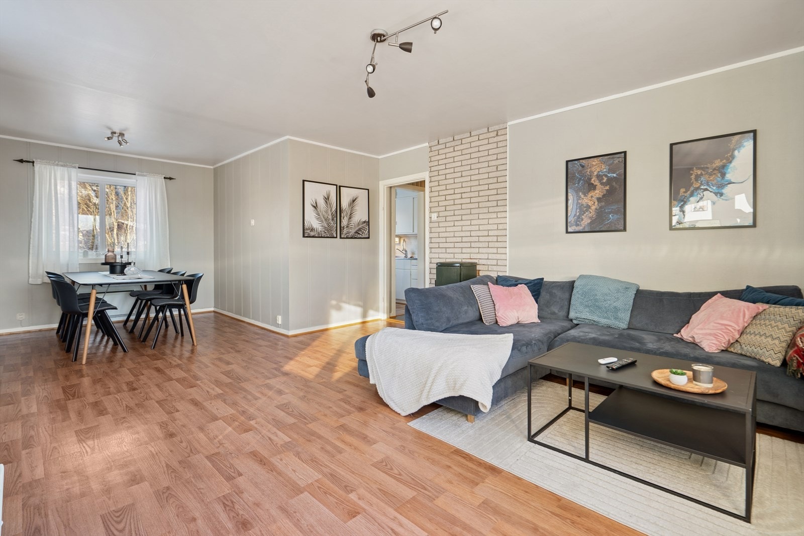 Stuen har en god utforming som gir plass til både sofakrok og spisebord. Galleribilde