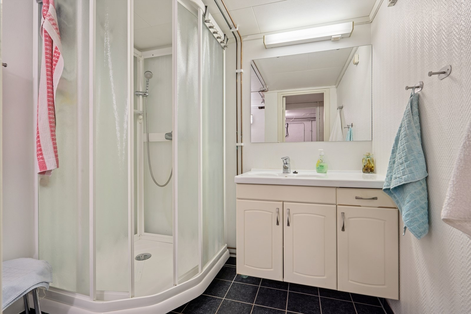 Bad i underetasjen, utstyrt med dusjkabinett og servant. Galleribilde