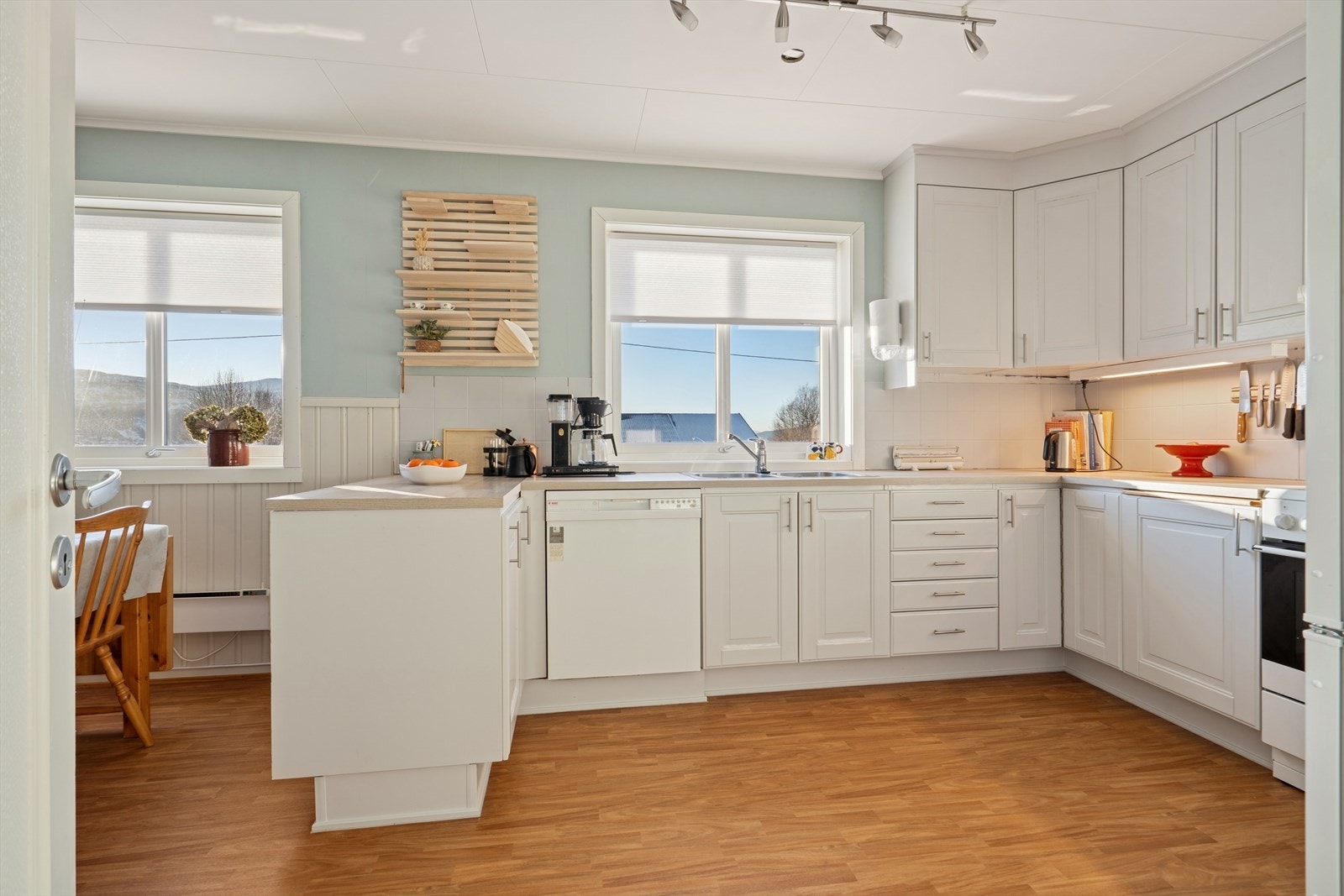 Kjøkkeninnredningen har en praktisk hjørneløsning som utnytter plassen godt. Galleribilde