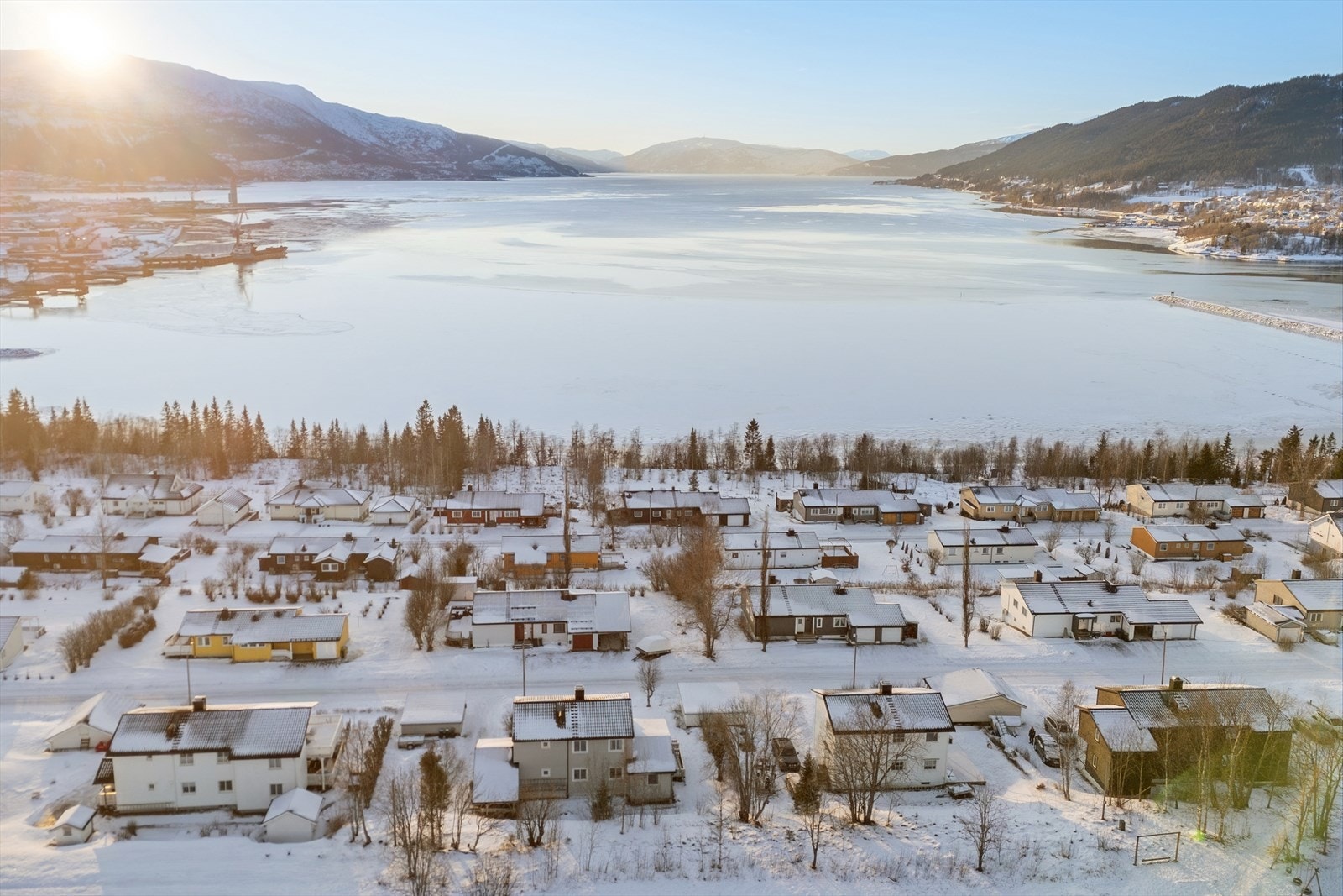 Hverdagslogistikken er enkel med Bunnpris kun 6 minutter unna og AMFI Mo i Rana 9 minutter unna. Galleribilde