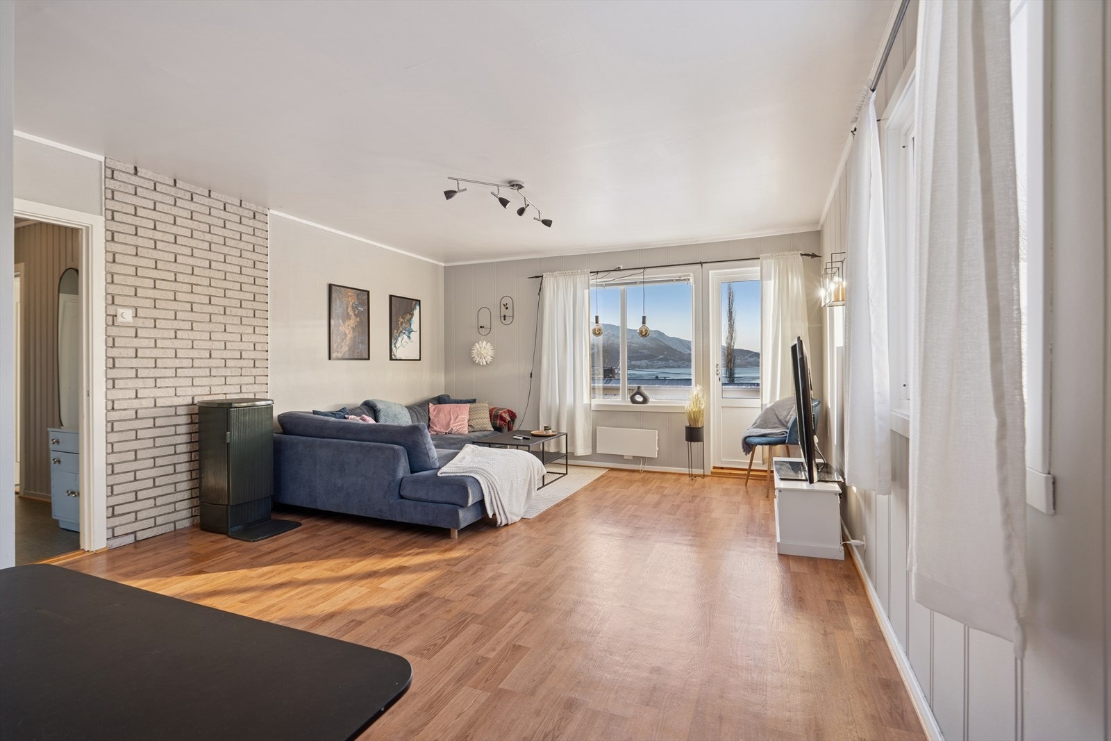 Stuen i andre etasje er lys og trivelig, med utgang til egen balkong. Galleribilde