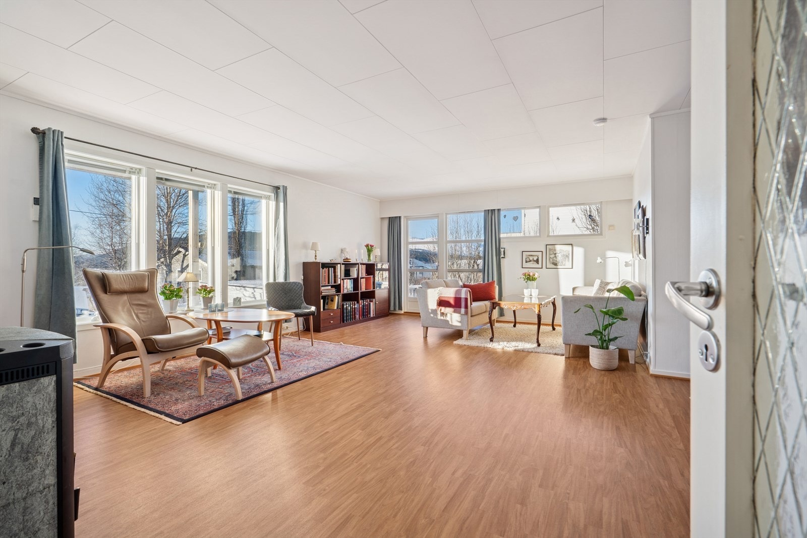 Stuen i første etasje er et lyst og luftig allrom med store vindusflater. Galleribilde