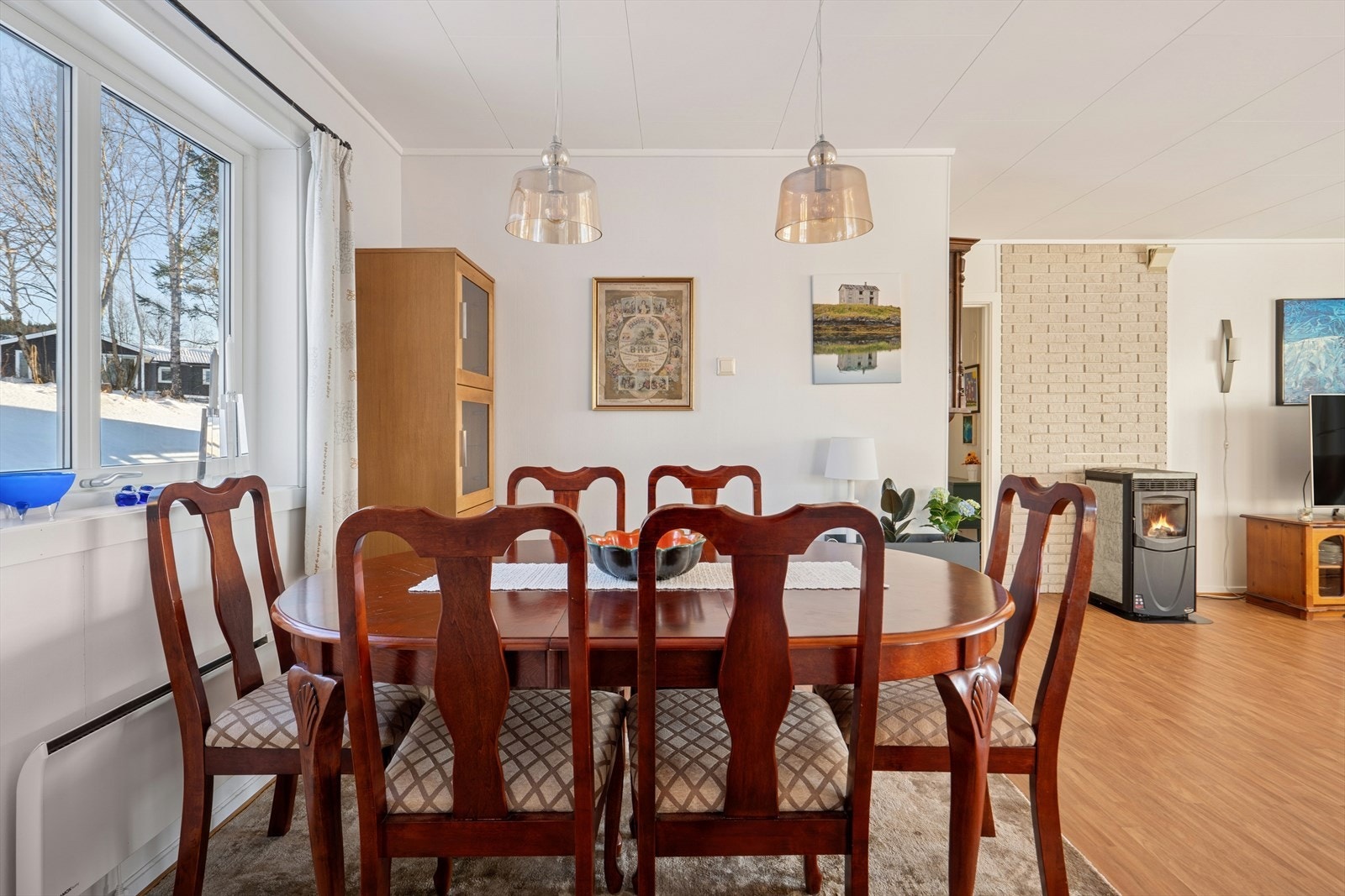 I åpen løsning med stuen er det en naturlig plass for en stor spisegruppe. Galleribilde