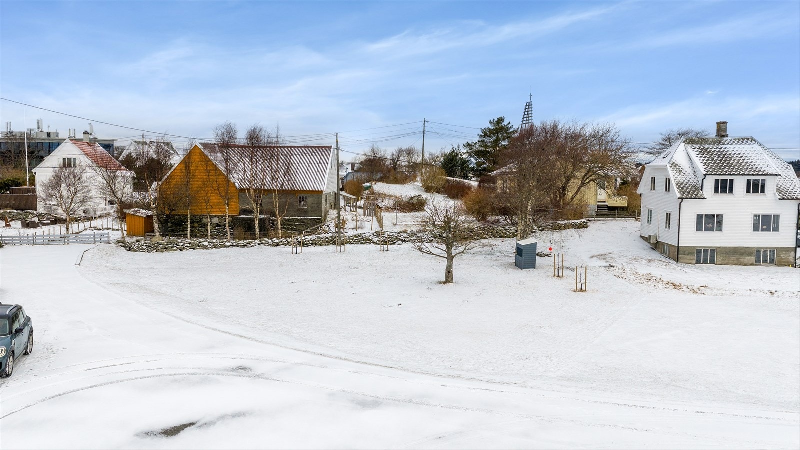 Tomten er opparbeidet med flat plen - frukttrær og bærbusker på tomten fjernes før overtakelse Galleribilde