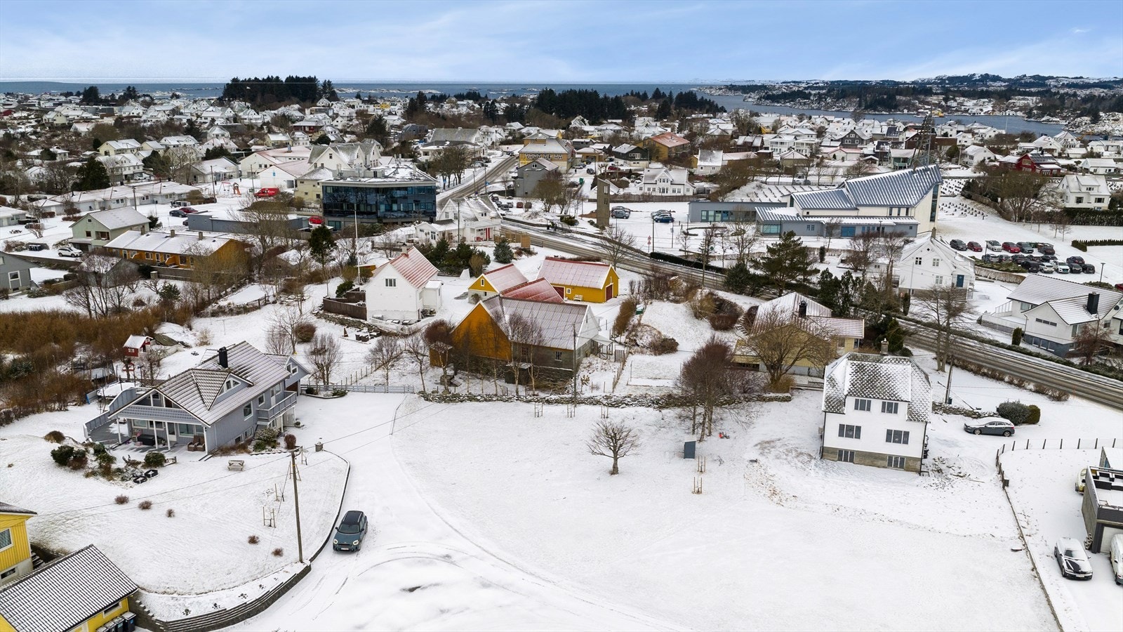 Like i nærheten av tomten finner du blant annet barneskole, bank, frisør, kirke, og dagligvarebutikk - det er også kort vei til privat ungdomsskole, flott idrettsanlegg, attraktive turområder og sentrum Galleribilde