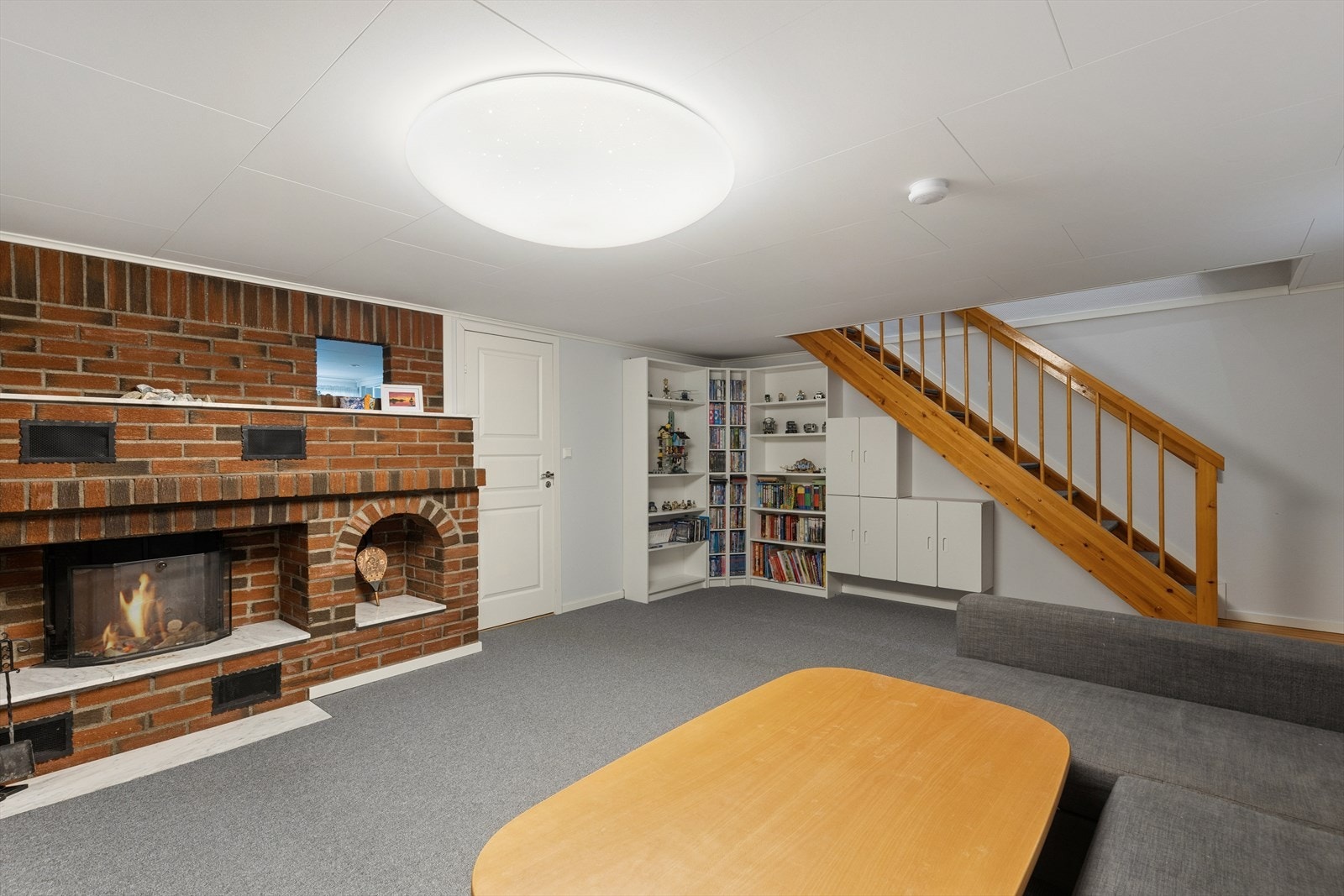 Stor kjellerstue med peis. Galleribilde