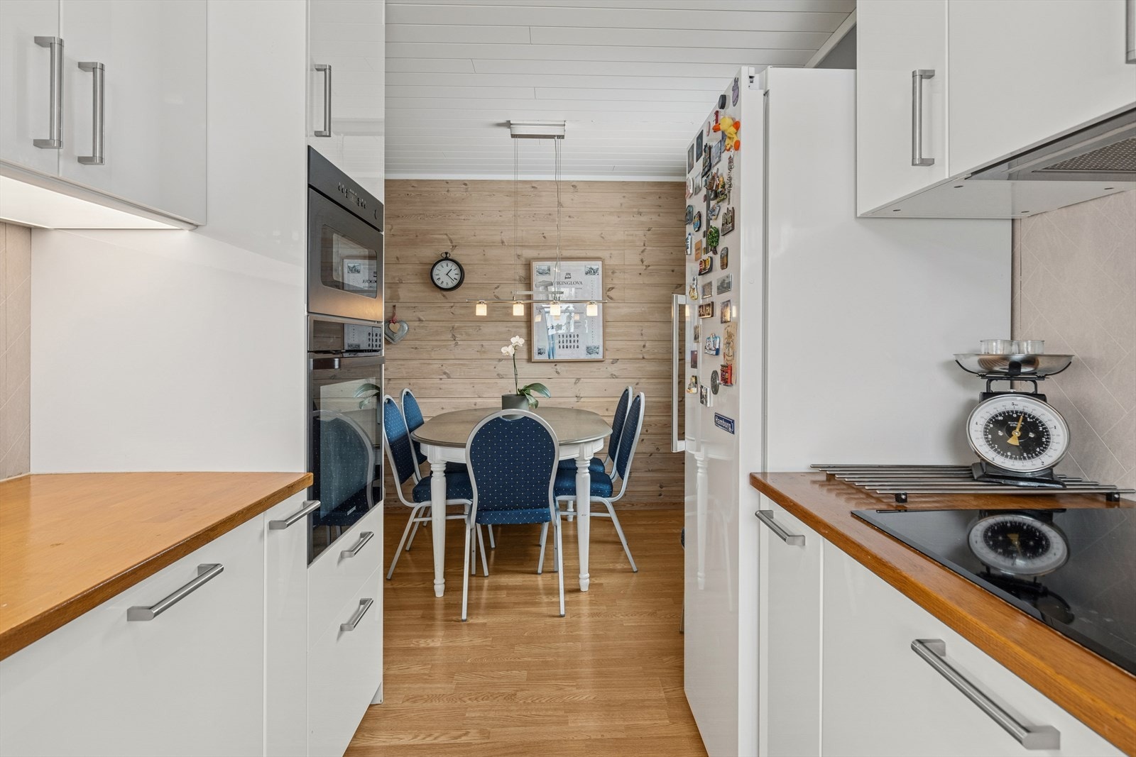 Kjøkkenet har plass til spisebord. Galleribilde