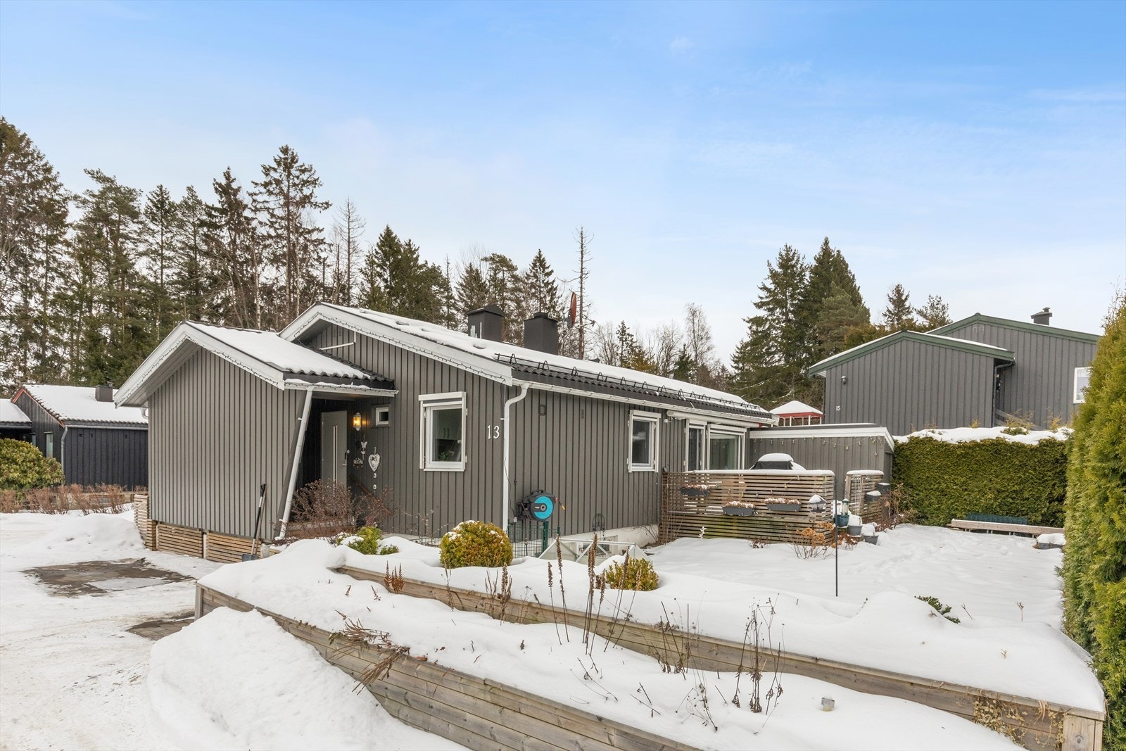 Boligen går over 2 plan og kan skilte med solcellepanel, 4 soverom, 2 stuer og 2 bad. Galleribilde