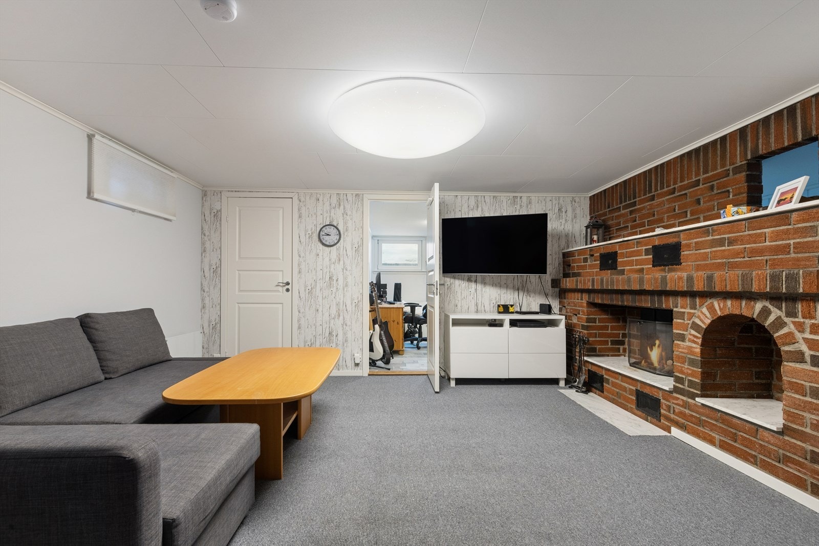 Kjellerstuen har direkte tilgang til bod og ett soverom. Galleribilde