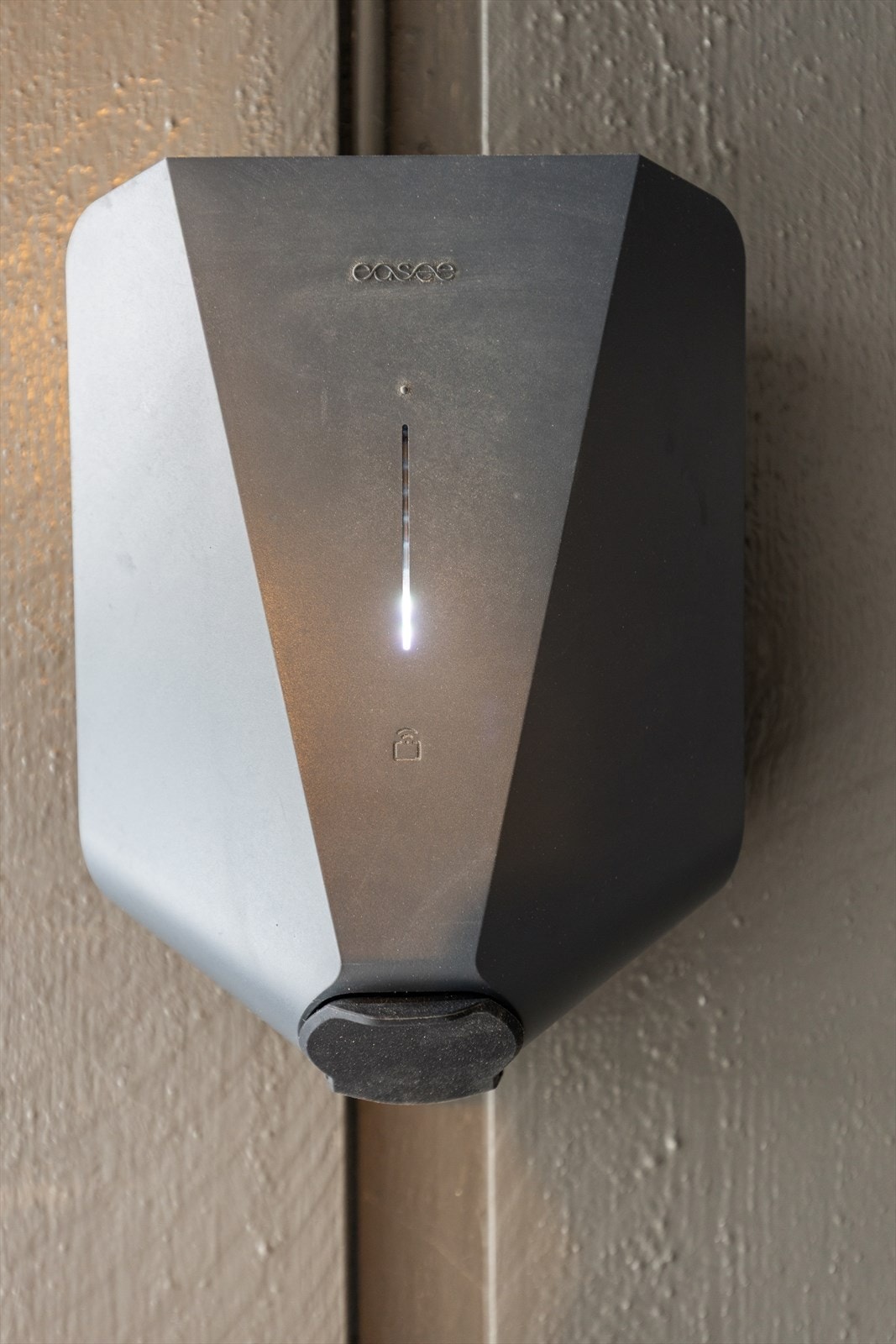 El-bil lader montert på husvegg. Galleribilde