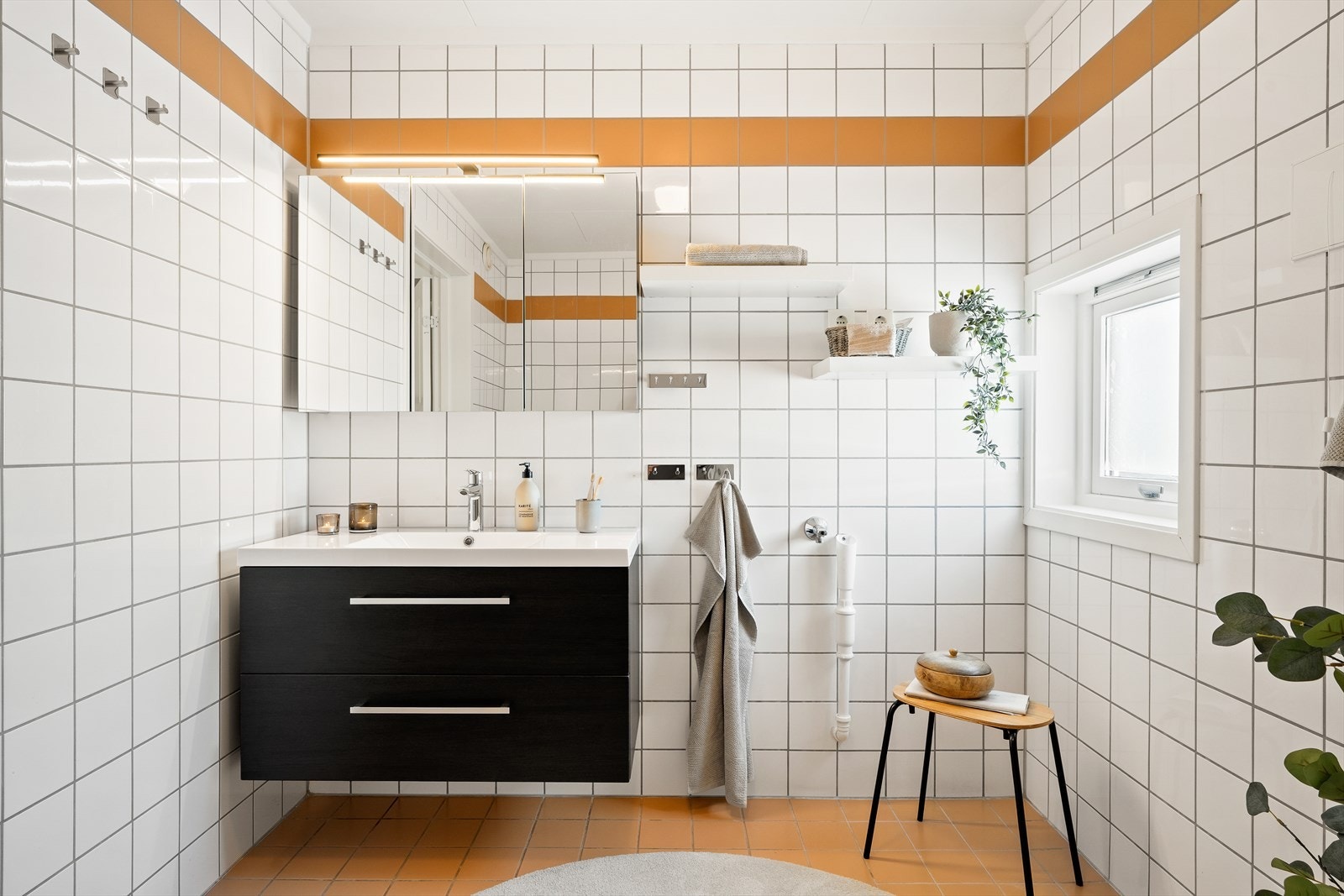 Badet har nytt dusjkabinett og servantskap med speilskap. Opplegg for vaskemaskin. Galleribilde