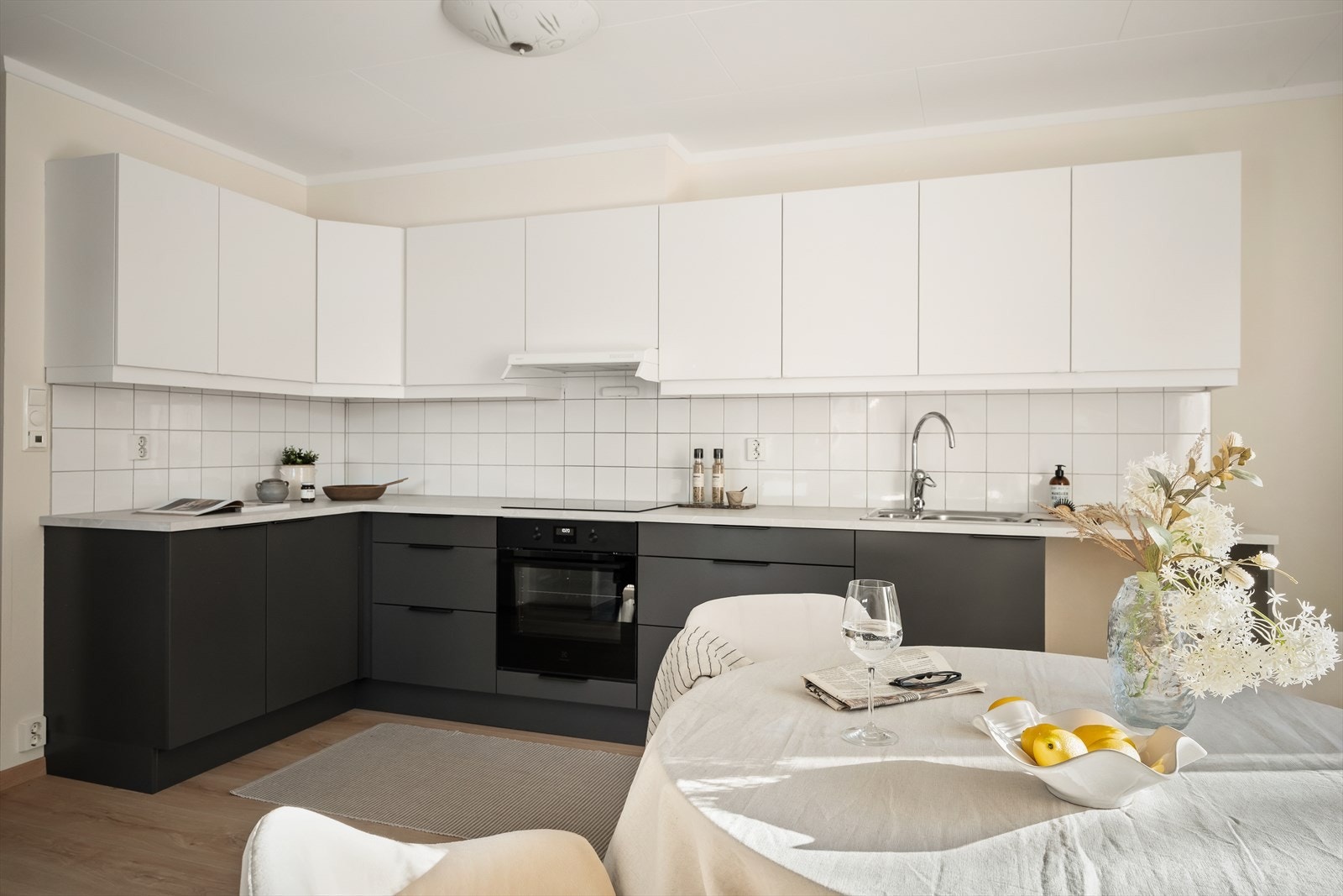 Pent kjøkken fra Sigdal med nye skuffeseksjoner, nye fronter, ny benkeplate, oppvaskkum, komfyr og platetopp. Galleribilde