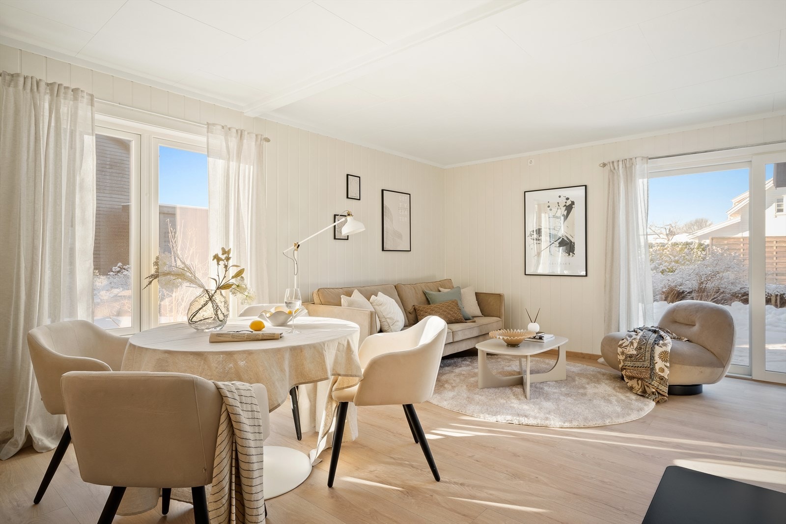 Lys og åpen løsning mellom stue og kjøkken 1.etasje Galleribilde