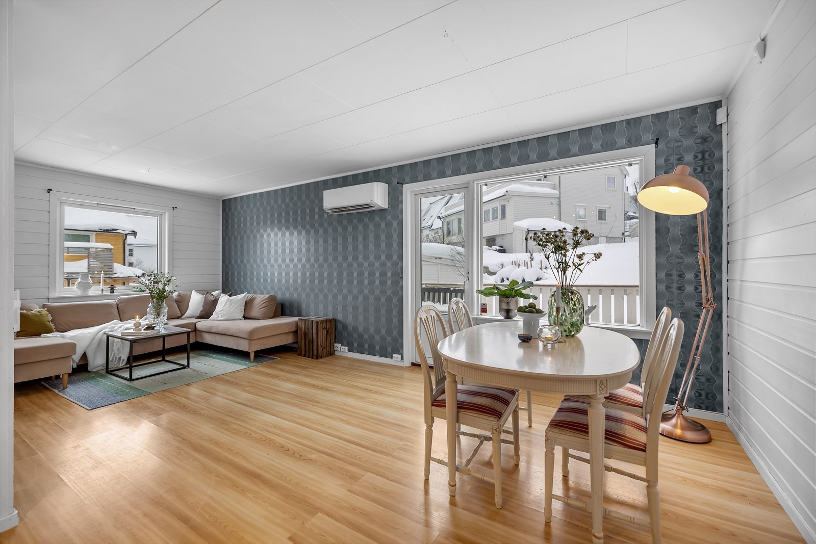 Lys og romslig stue med utgang til terrasse med gode solforhold Galleribilde