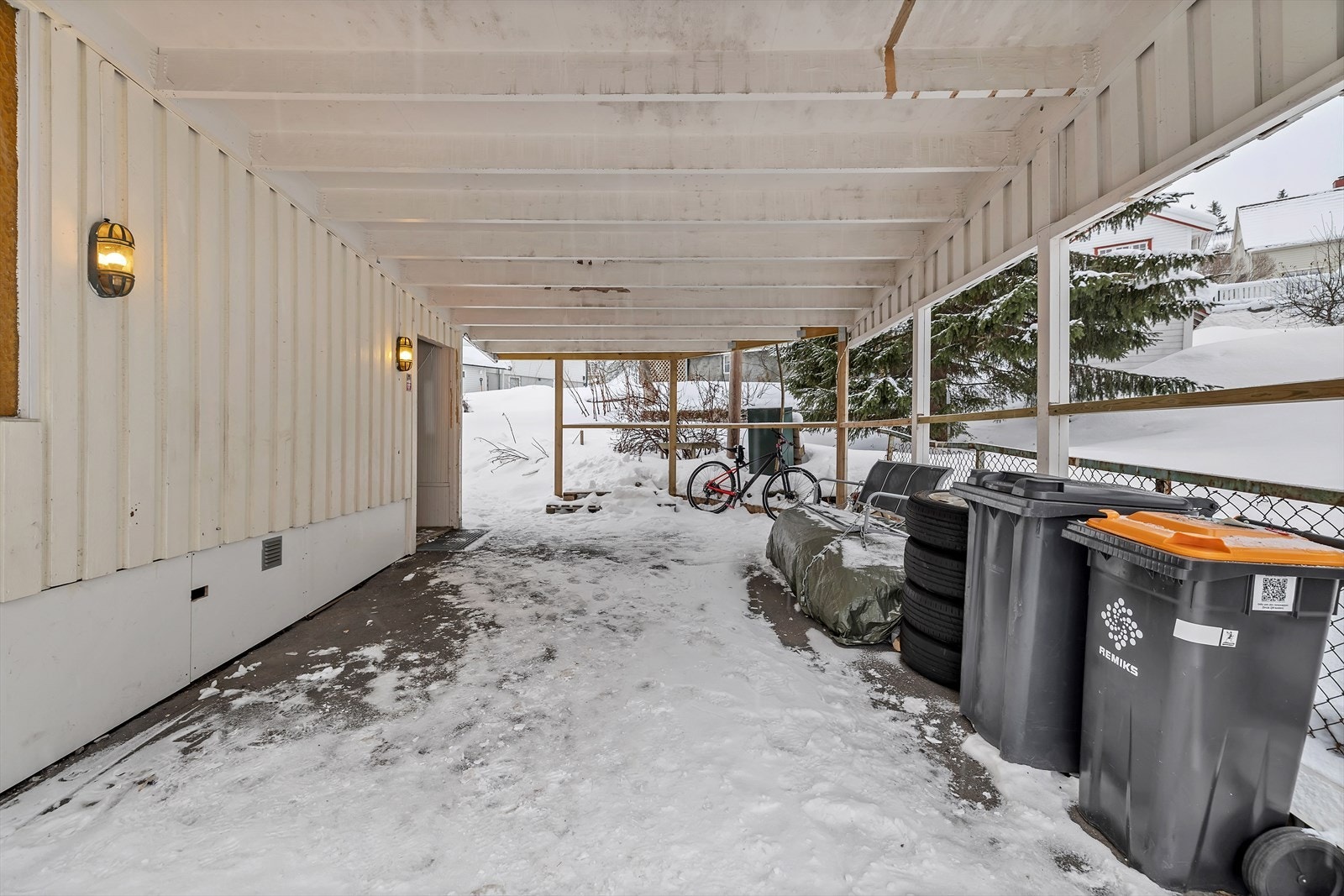Carport med god plass Galleribilde