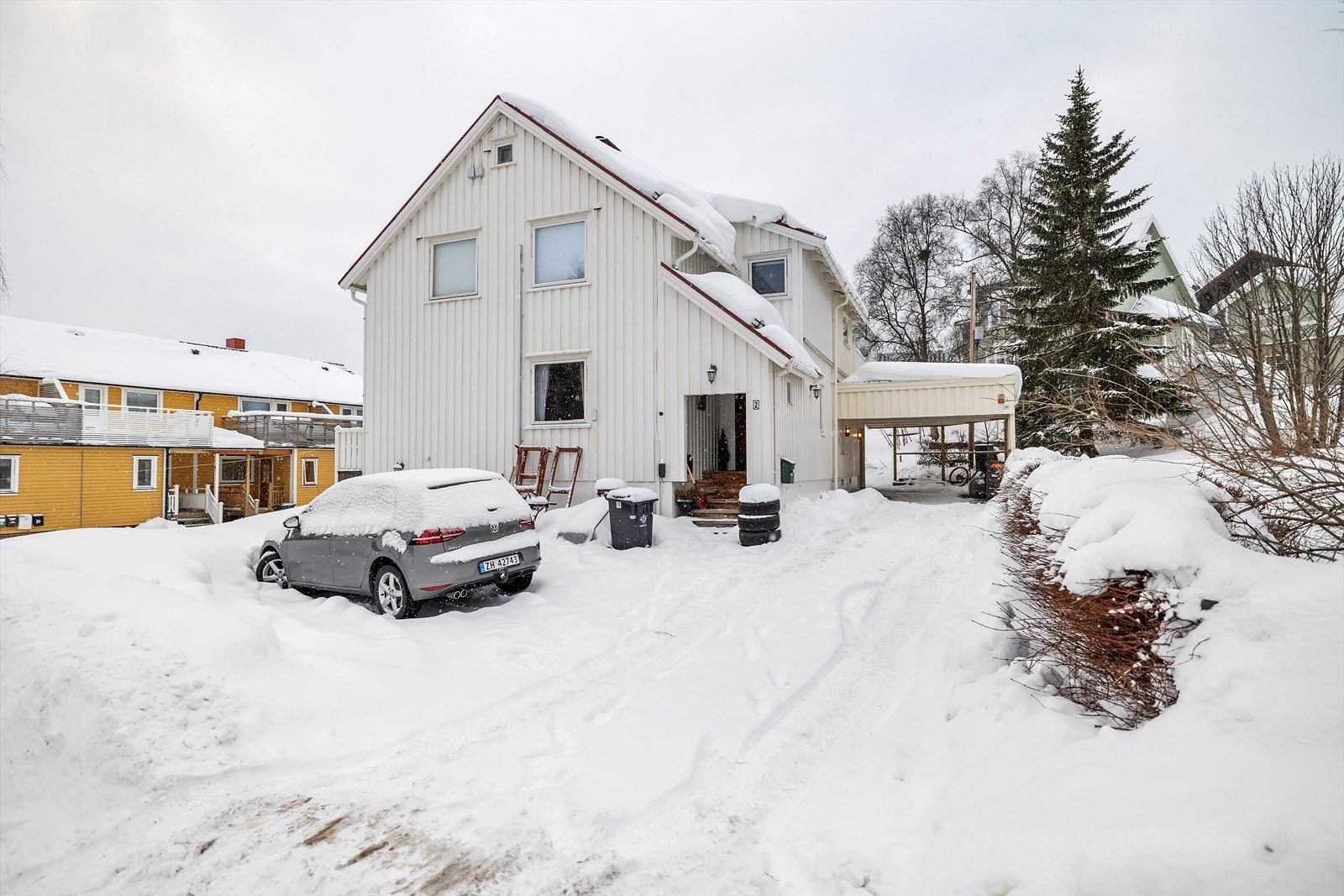 Carporten til høyre tilhører boligen Galleribilde