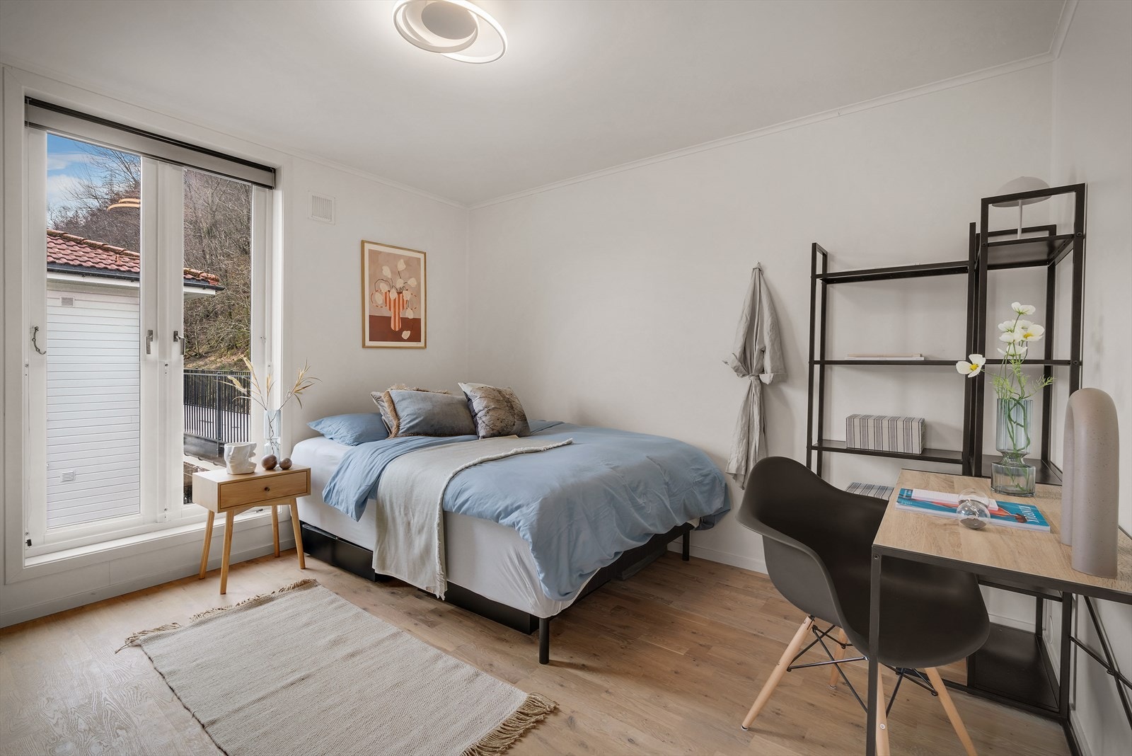 Det første soverommet er målt til 12,4 m² har god plass til møblering Galleribilde