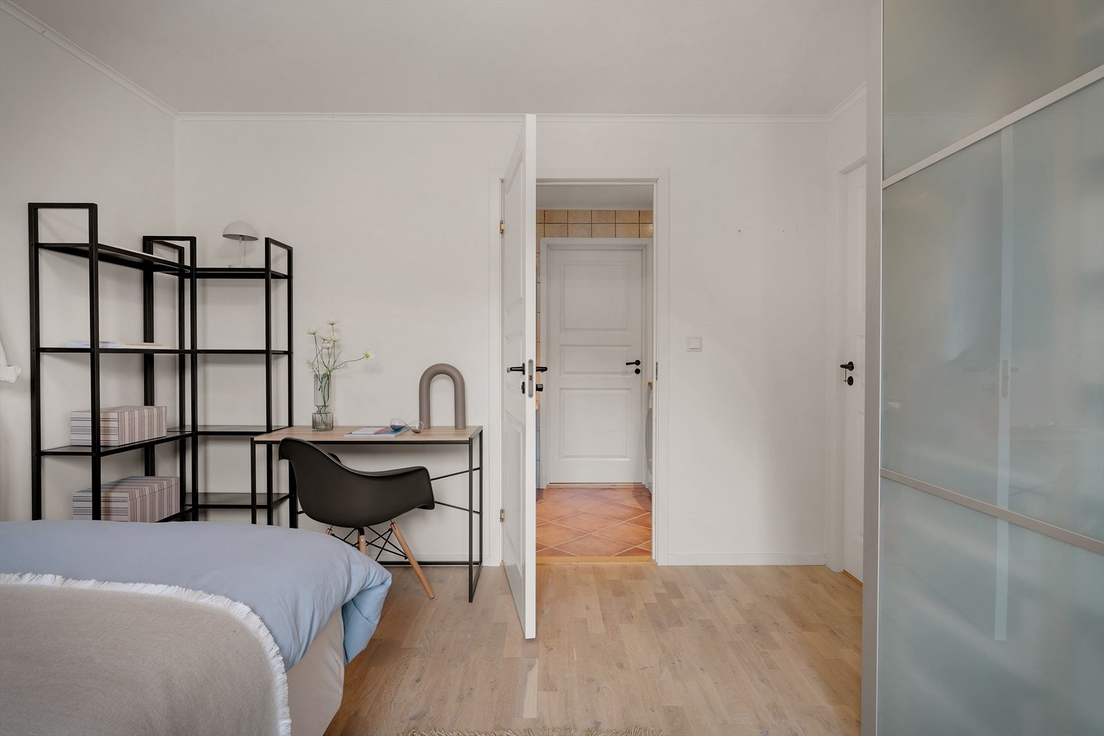 Soverommet er romslig og har godt med naturlig lysinnslipp. Det er god plass til skrivebord Galleribilde