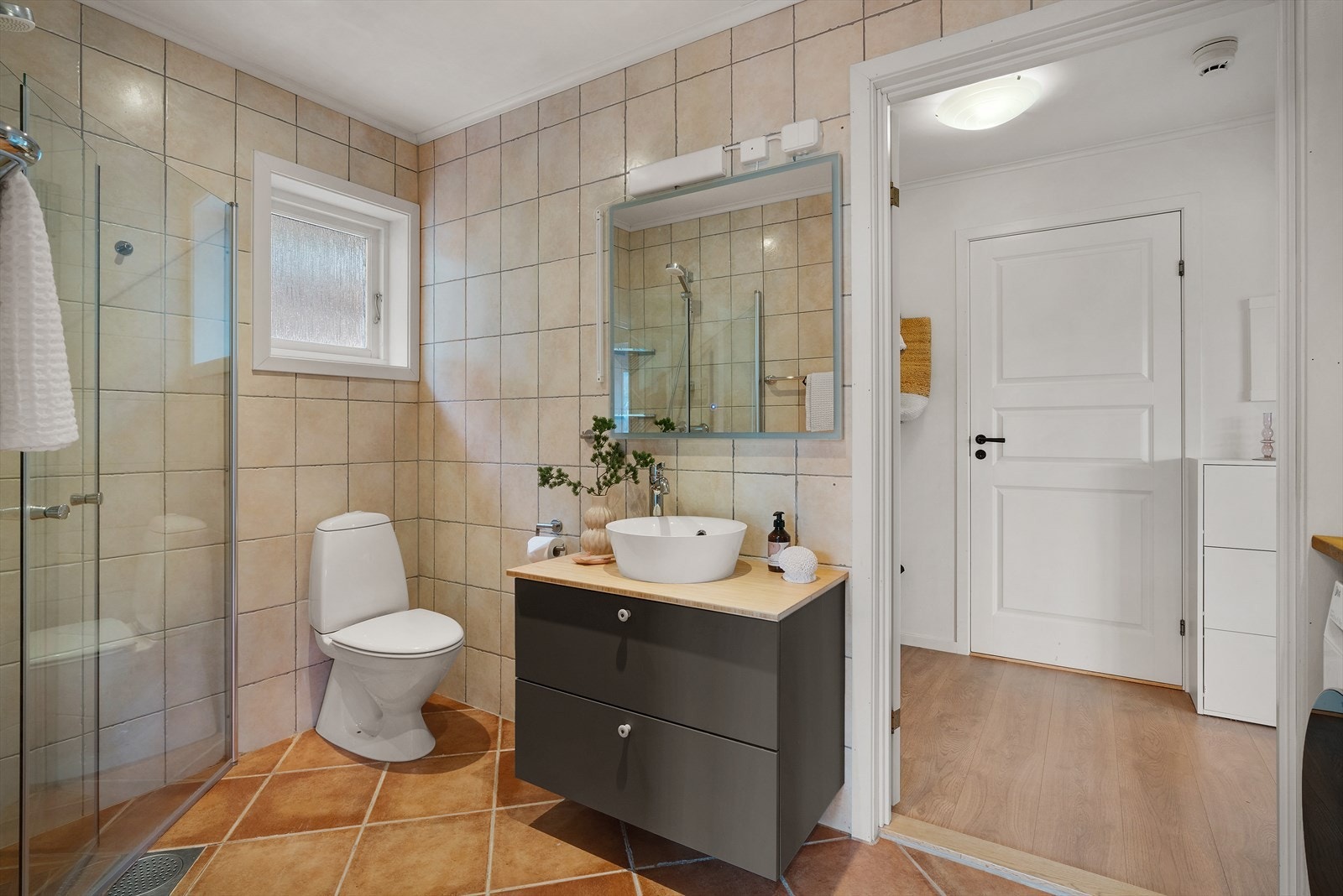 Badet er helfliset og har varmekabler i gulv Galleribilde