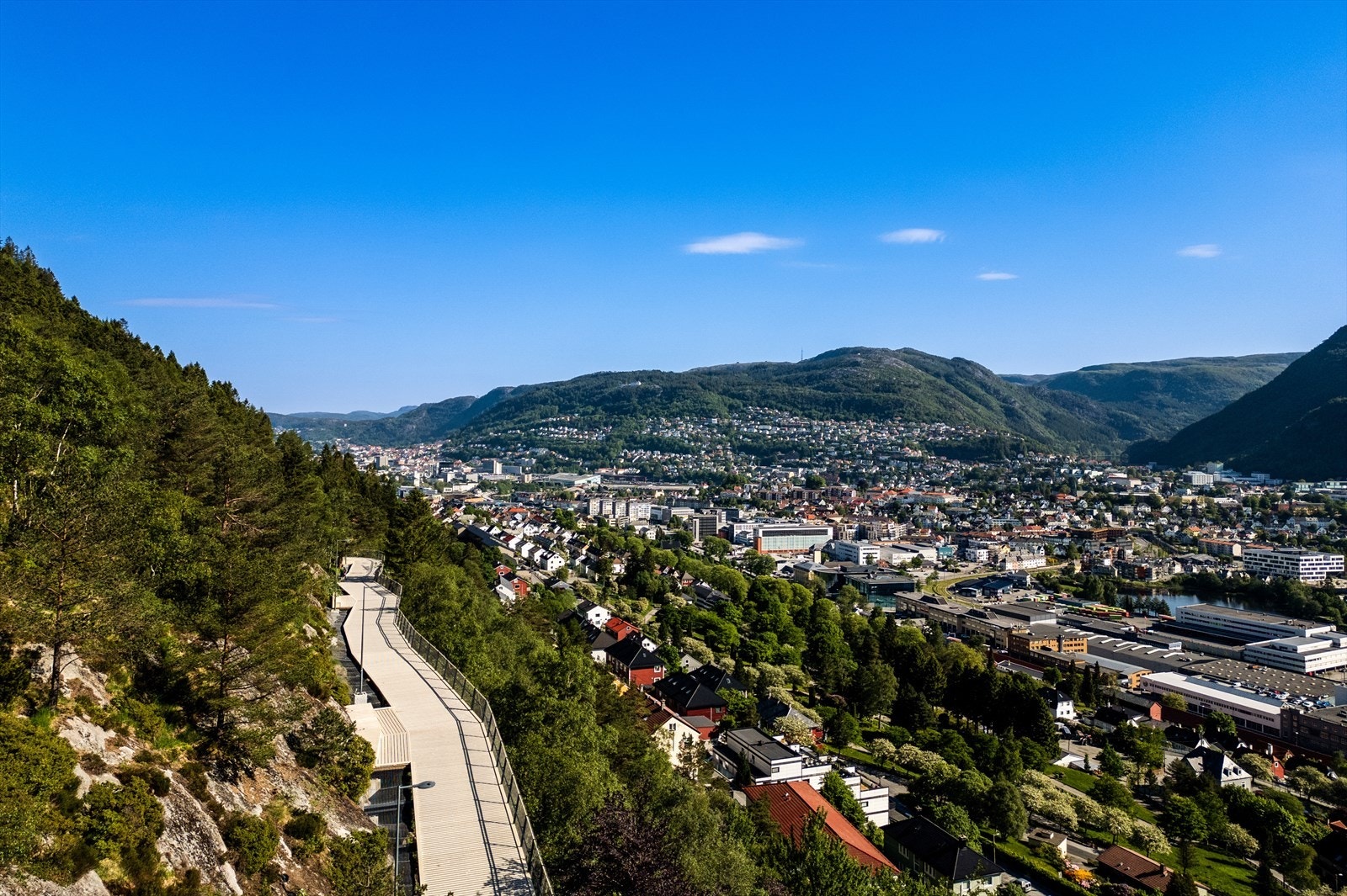 Løvstien byr på varierte turmuligheter og flott panoramautsikt Galleribilde