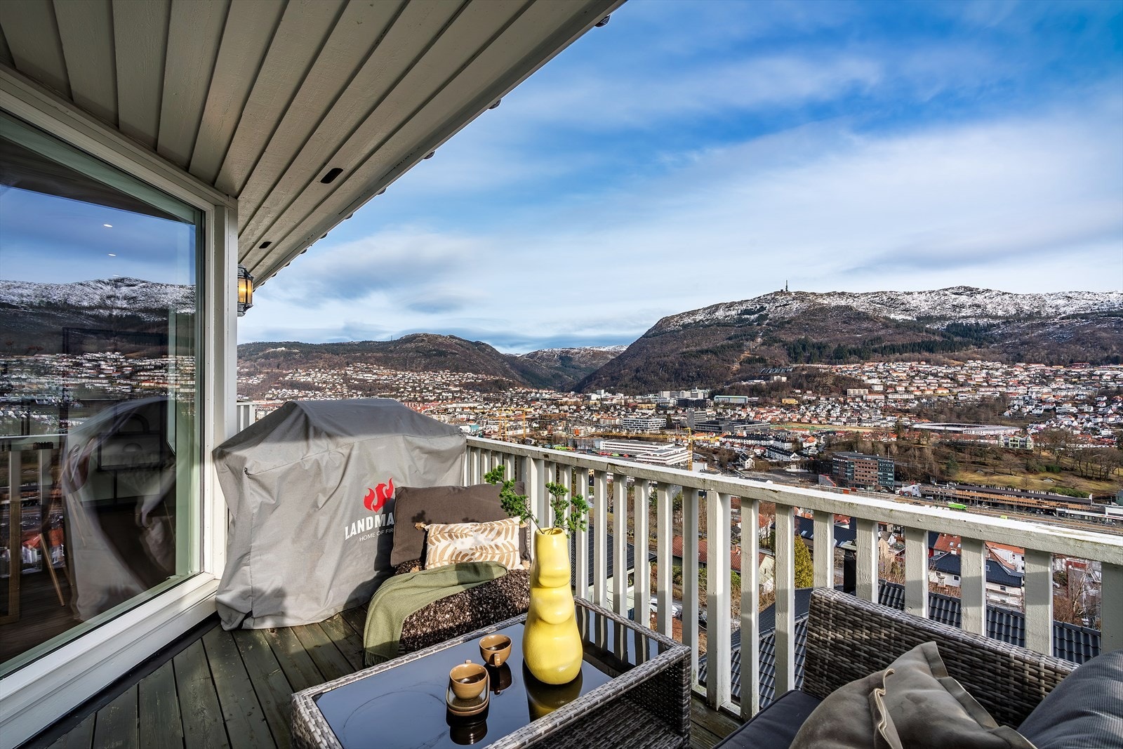 Veldig utsikt mot Ulriken og byens silhuett Galleribilde