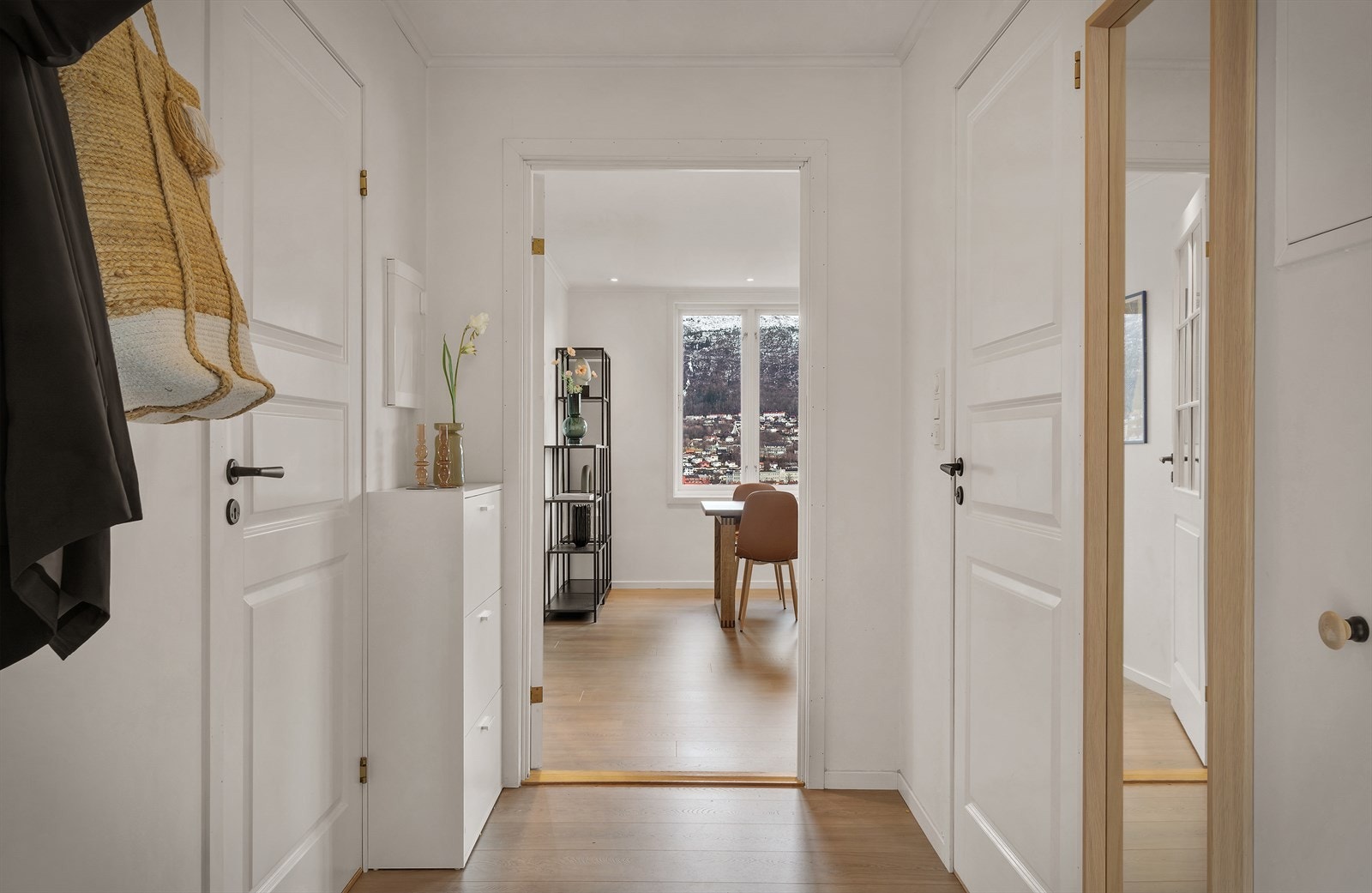 Lys og trivelig entré som ønsker deg velkommen hjem Galleribilde