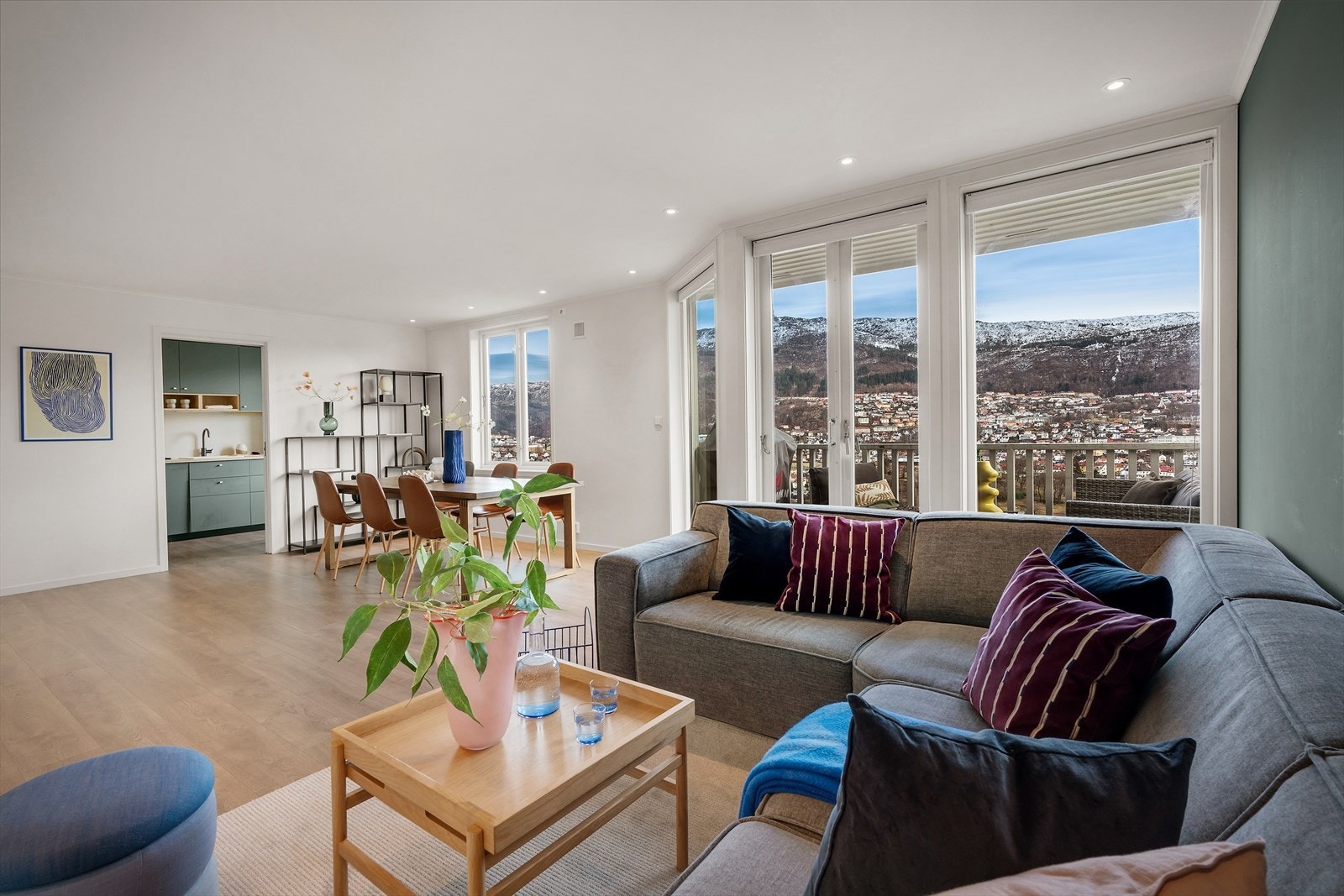 Store vindusflater slipper inn rikelig med naturlig lys og bidrar til en lys og trivelig atmosfære gjennom hele dagen Galleribilde