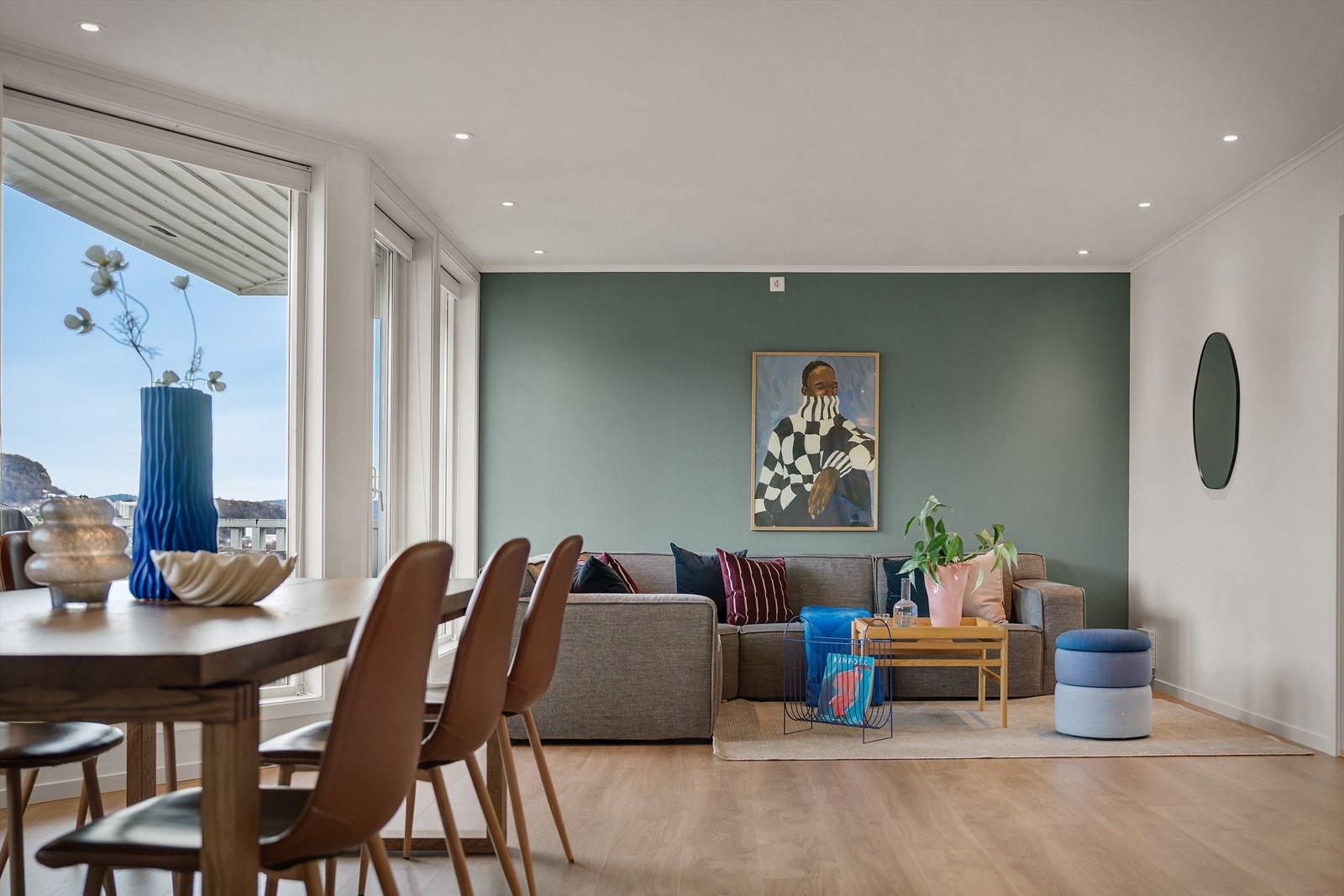 Stuen er malt i en tidsriktig og behagelig fargetone som passer godt med det flotte laminatgulvet Galleribilde