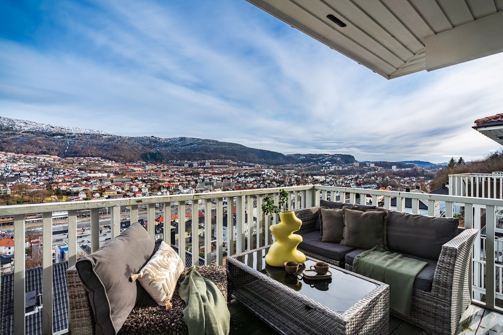 En lys & innbydende 3-roms topp-/endeleilighet med balkong og vakker utsikt mot byfjellene Galleribilde