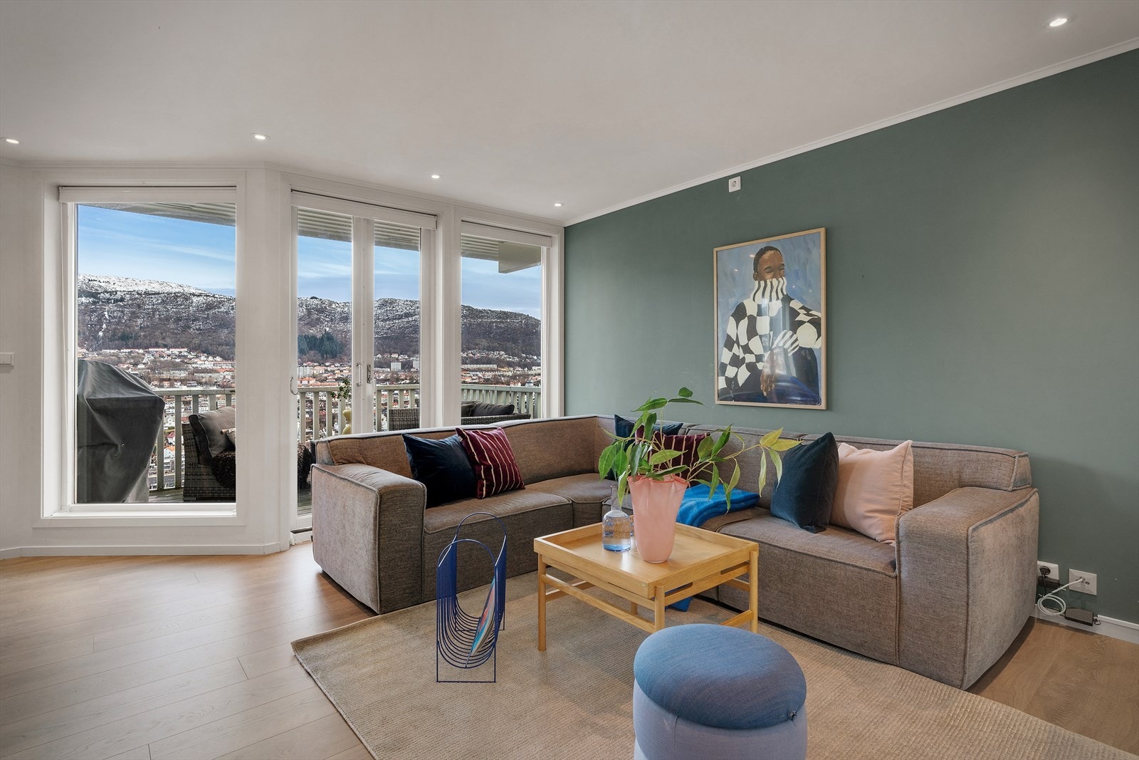 Flott utsikt som kan nytes fra hele oppholdsrommet Galleribilde