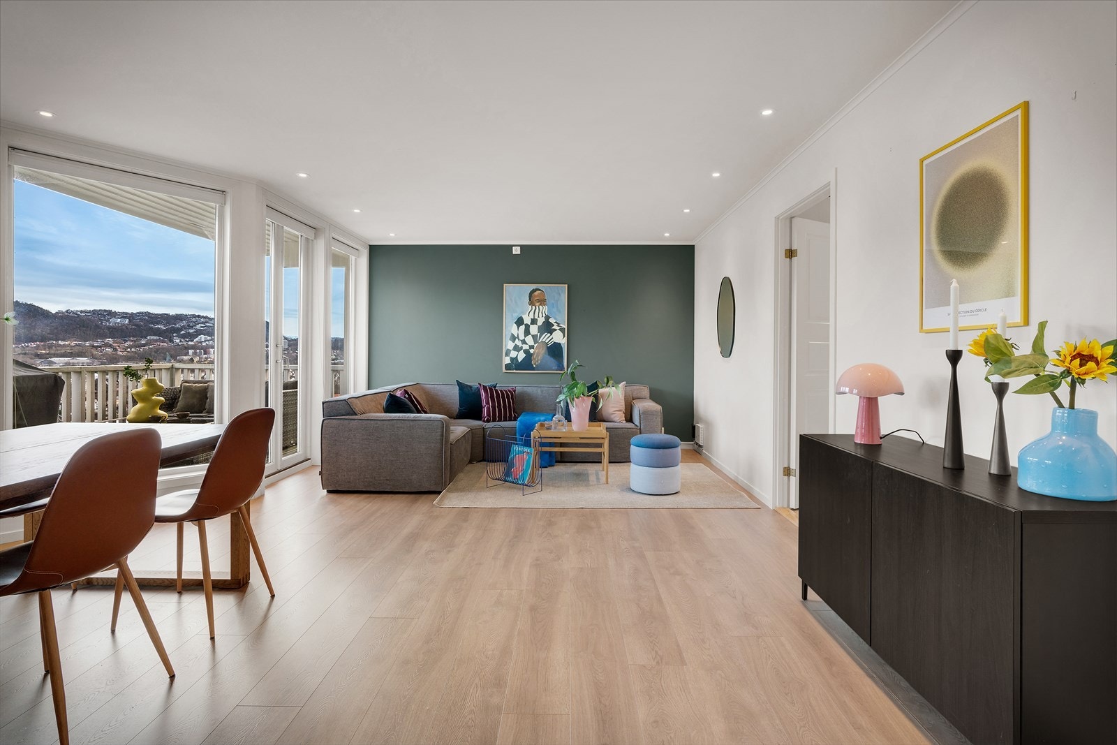 Vi starter omvisningen i stuen. Rommet oppleves luftig og åpent, med en planløsning som gir fleksible møbleringsmuligheter Galleribilde