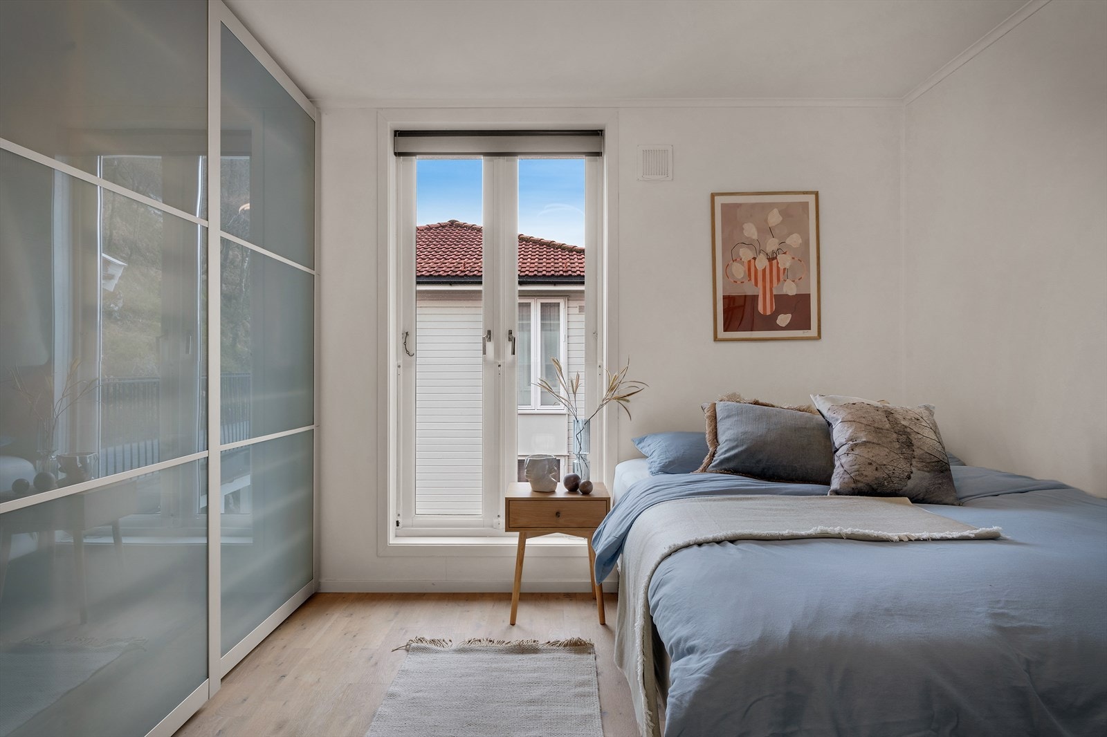 For oppbevaring er det en praktisk skyvedørsgarderobe Galleribilde