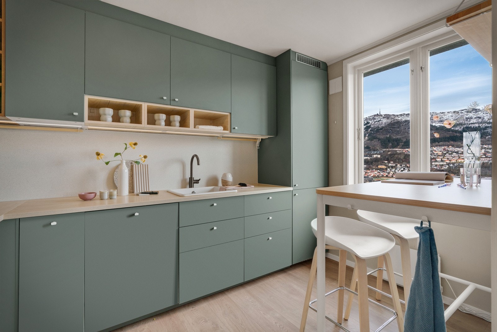 Kjøkkenet består av integrert stekeovn, mikrobølgeovn, platetopp, kjøl-/og fryseskap og ventilator Galleribilde