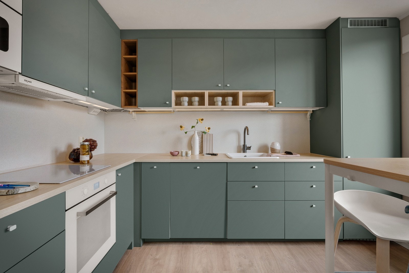 Leiligheten har et elegant kjøkken fra 2021, levert av IKEA Galleribilde