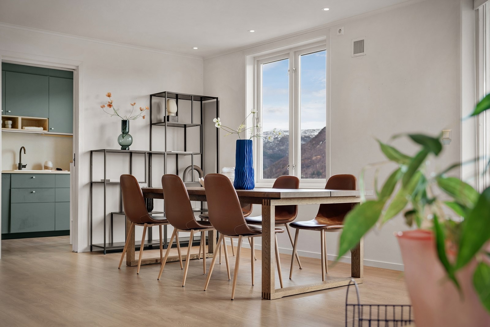 Stuen har og god tilknytning til kjøkkenet, perfekt når man har gjester Galleribilde