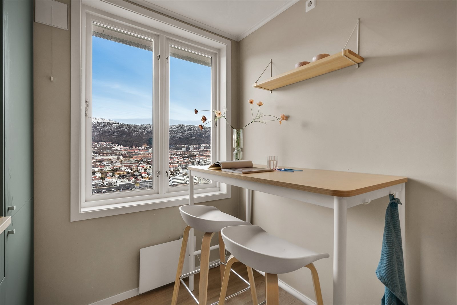 Nyt utsikten over Bergen mens du lager mat Galleribilde