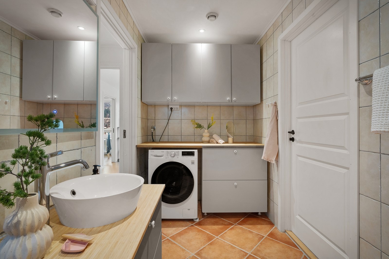 Praktisk vaskeromsløsning på egen del av badet - her er det rikelig plass til klesvask Galleribilde