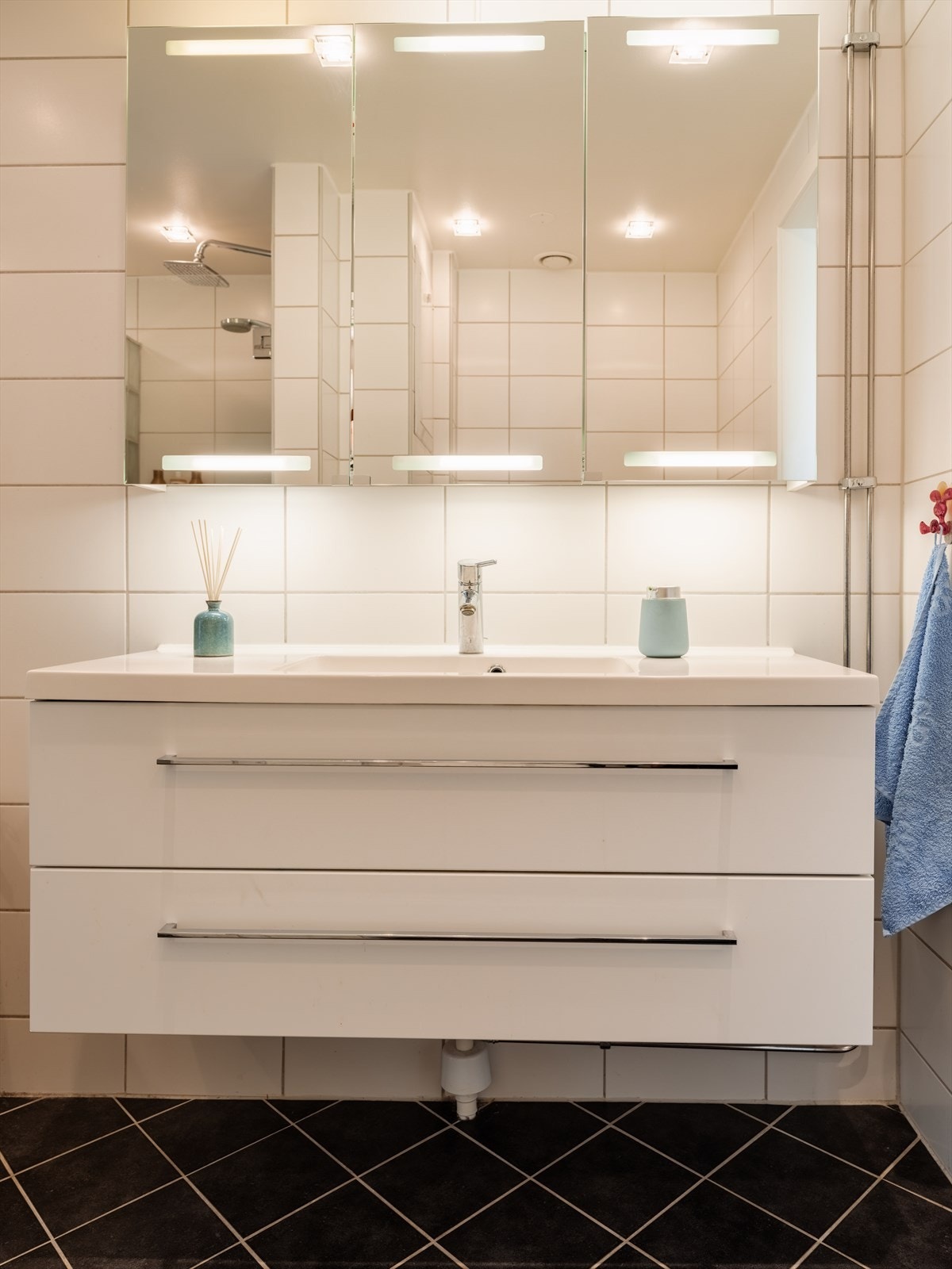 Masse oppbevaringsplass i både skuffer og overskap. Galleribilde