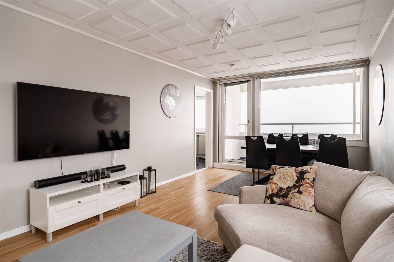 Romslig og lys stue med rikelig lysinnslipp fra vinduer på både ende- og sidevegg. Galleribilde