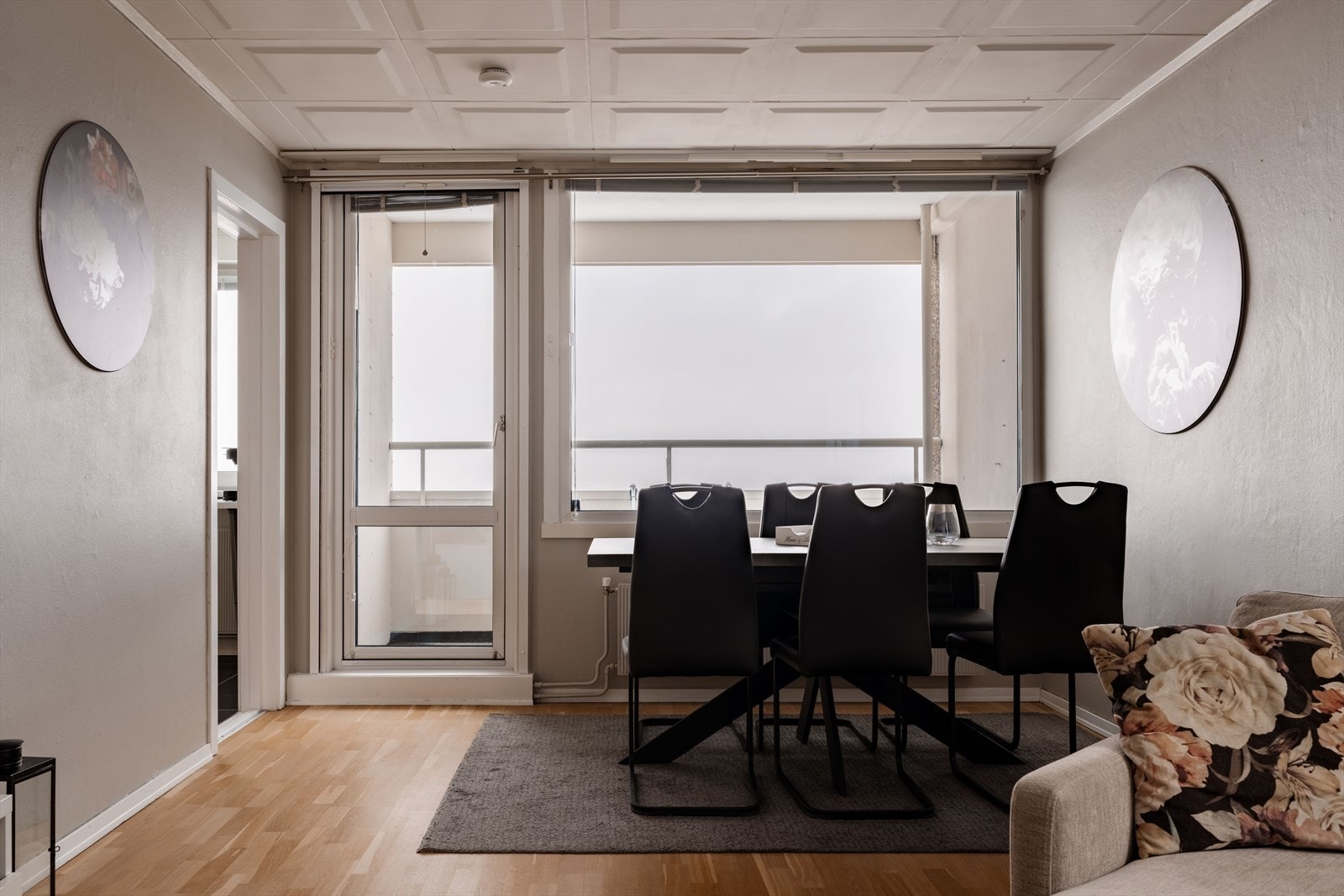 Fra stuen/spisestuen er det enkel adkomst til kjøkkenet. Galleribilde