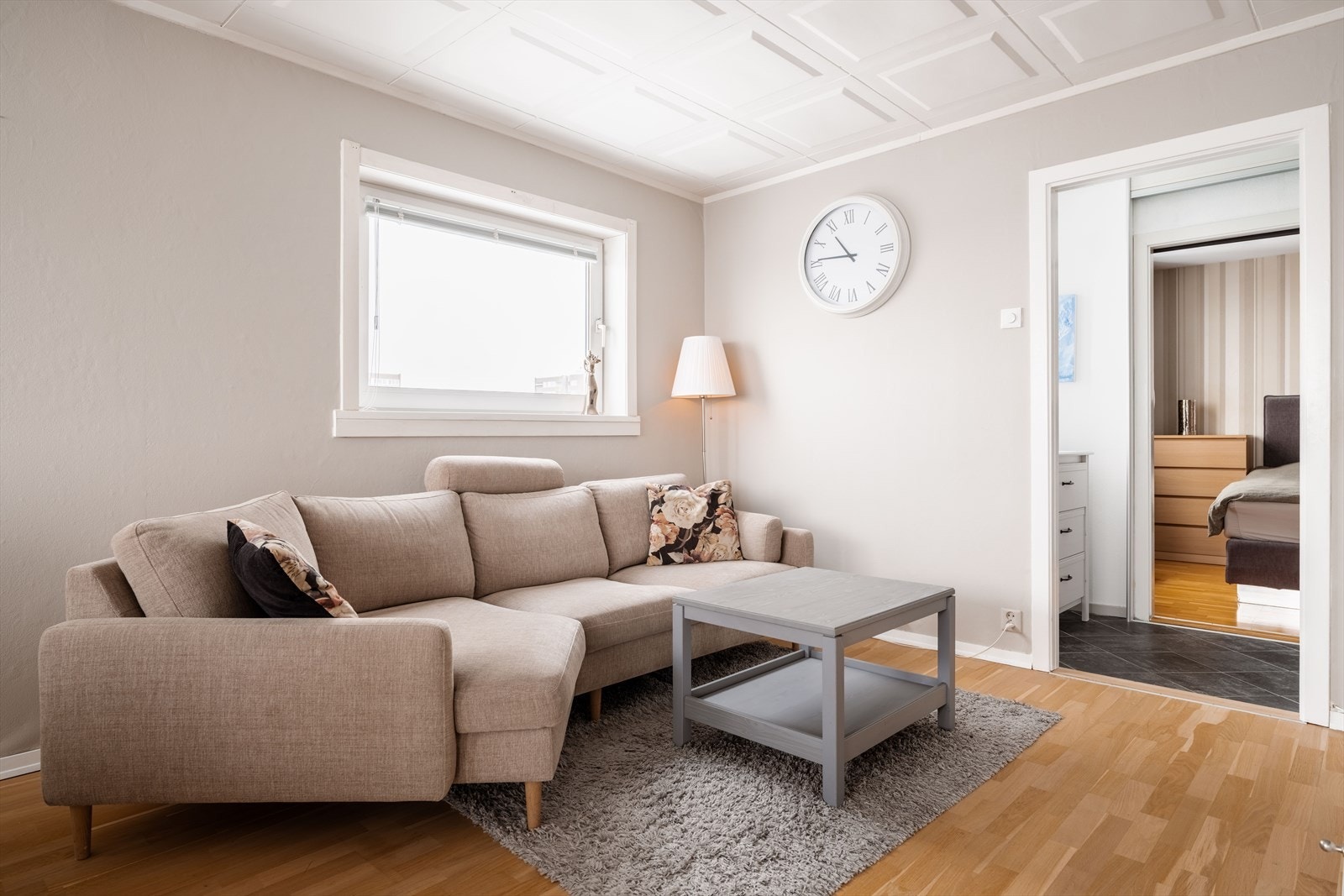 Trestavs parkett på gulv og en tilnærmet firkantet utforming gjør rommet enkelt å møblere. Galleribilde