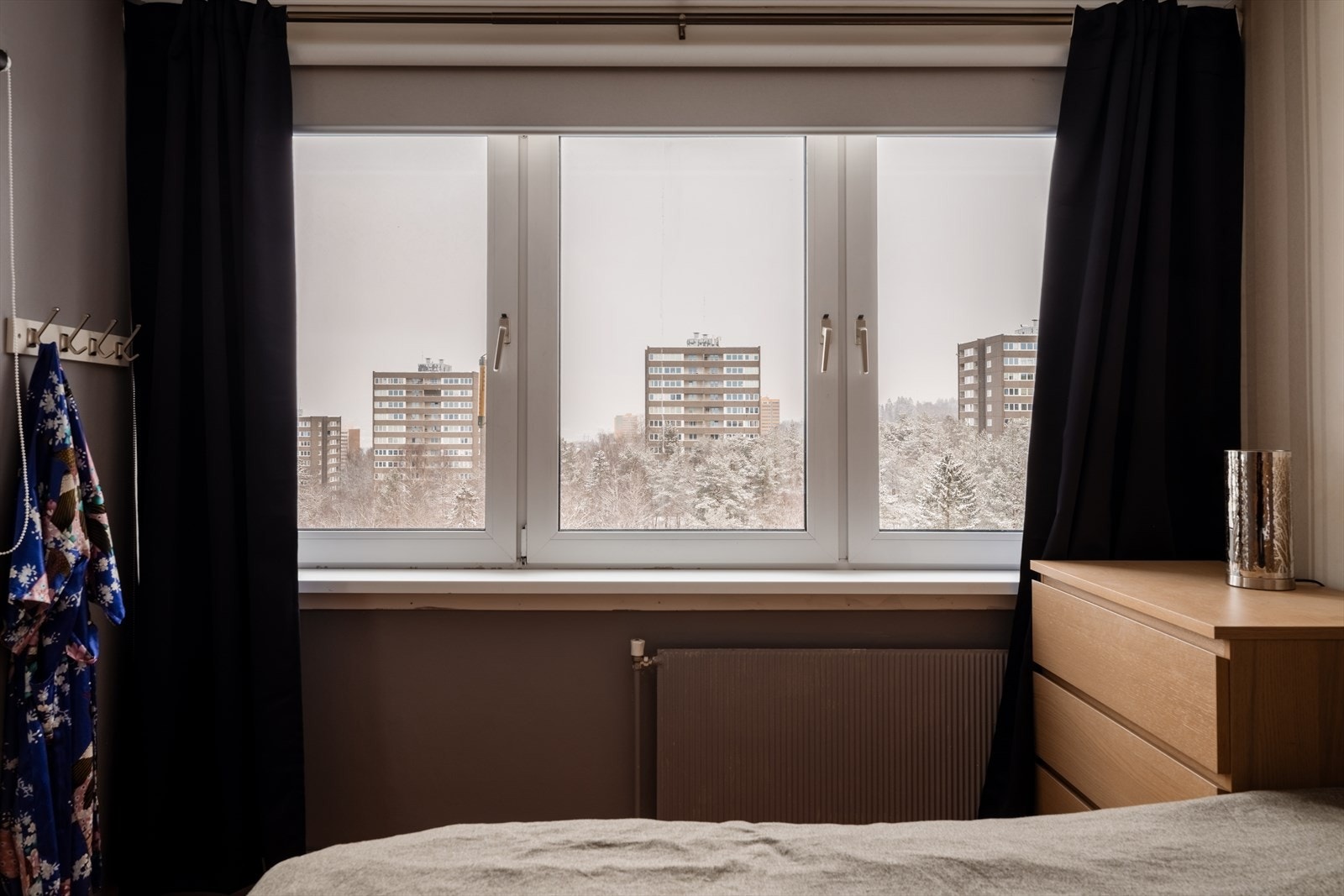 Fra vinduet har du flott utsikt, som gir rommet en behagelig atmosfære. Galleribilde