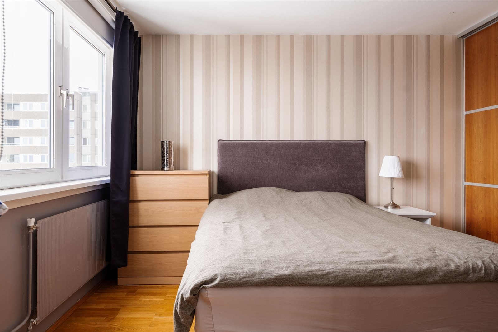 Stort og luftig soverom med garderobeløsning langs hele den ene veggen, som gir svært gode oppbevaringsmuligheter. Galleribilde