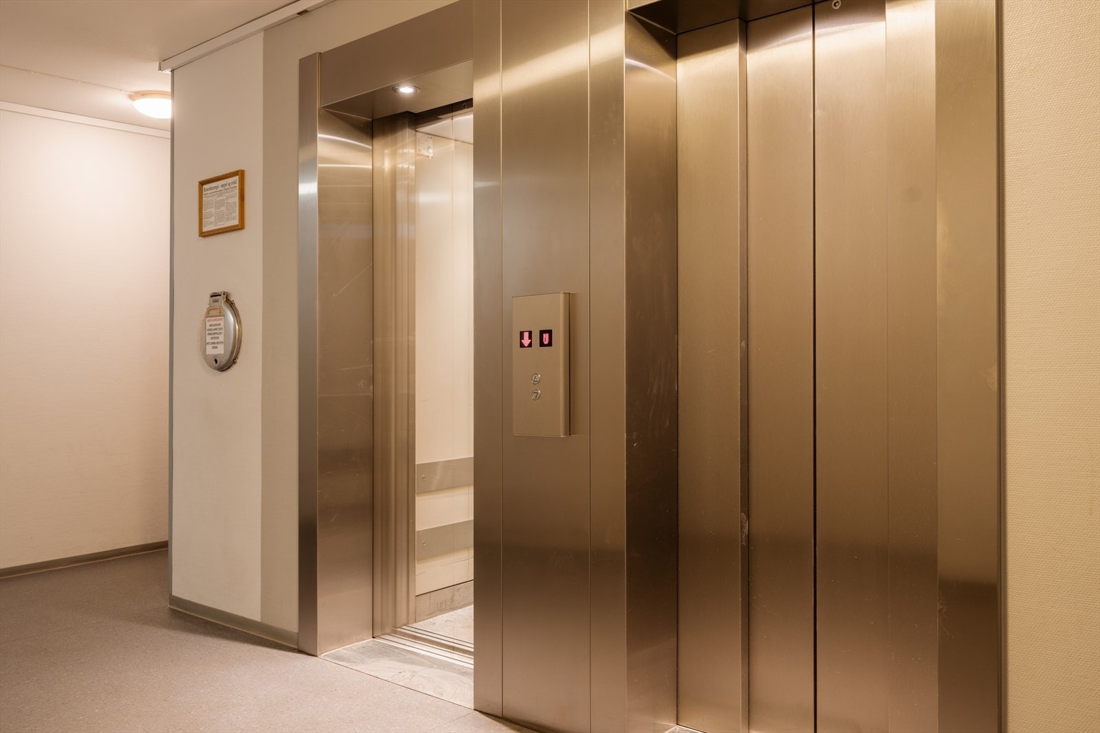 Det er 2 heiser i blokken slik at du tenkt kommer opp og ned uten for mye venting. Galleribilde